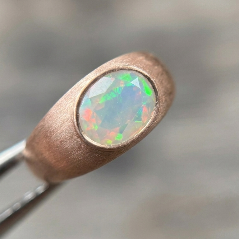 Anillo Opal · Oro 14K con Ópalo Natural Corte Oval