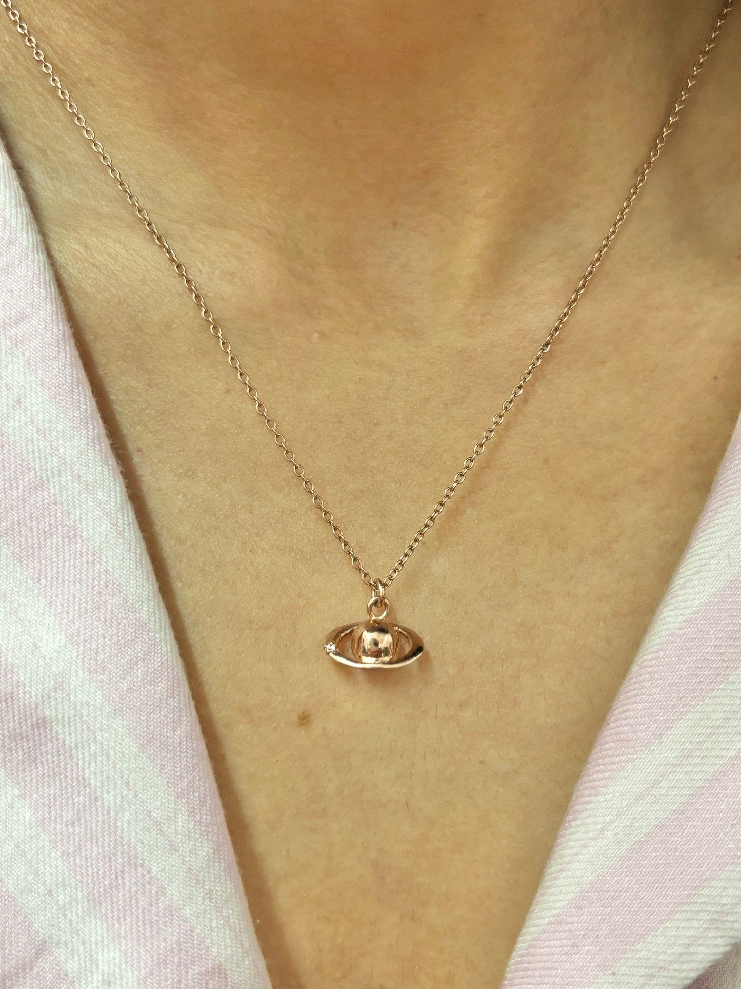 Foto Collar Saturno en chapa de Oro Rosa con Diamante en uso.