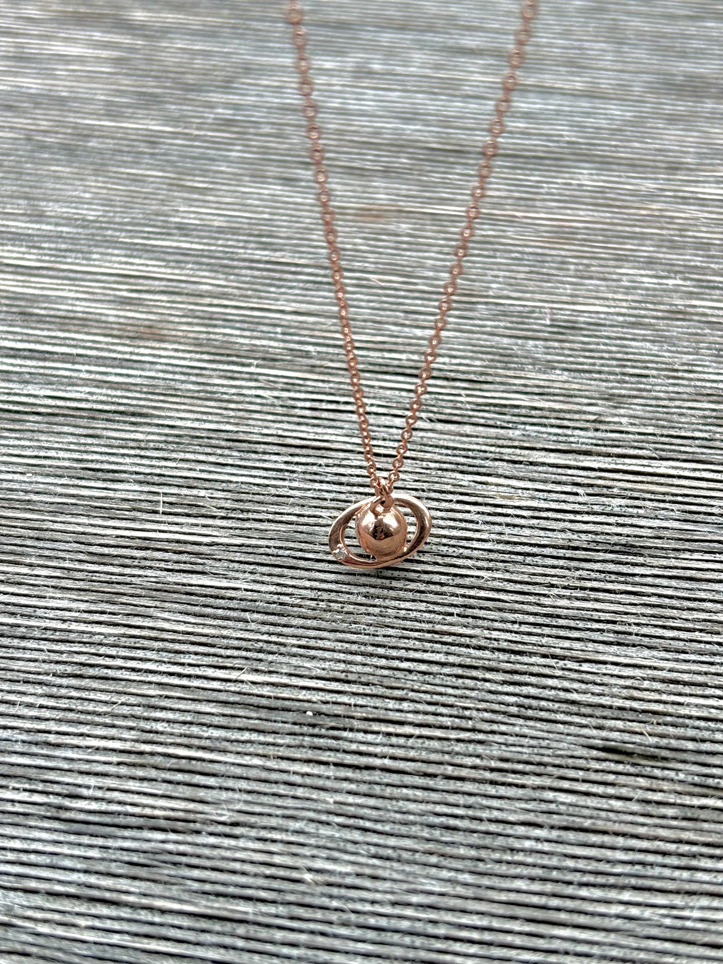 foto collar Saturno en chapa de Oro Rosa.