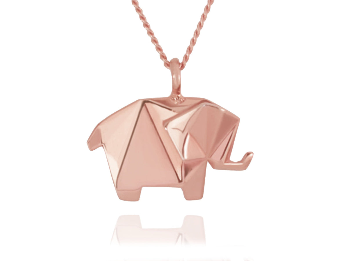Collar de oro rosa con un dije de elefante estilo origami, visto de frente con una ligera inclinación y un reflejo tenue debajo, sobre un fondo blanco.
