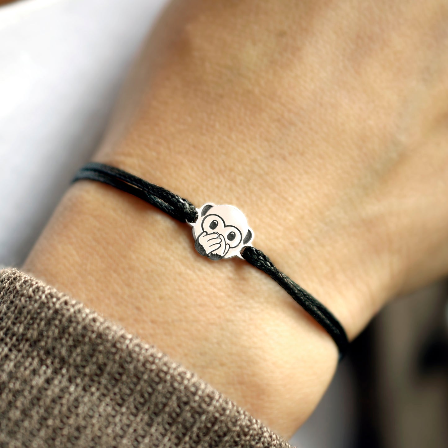 Pulsera Emoji Changuito No hablar mal de Plata.925 Color Negro en uso