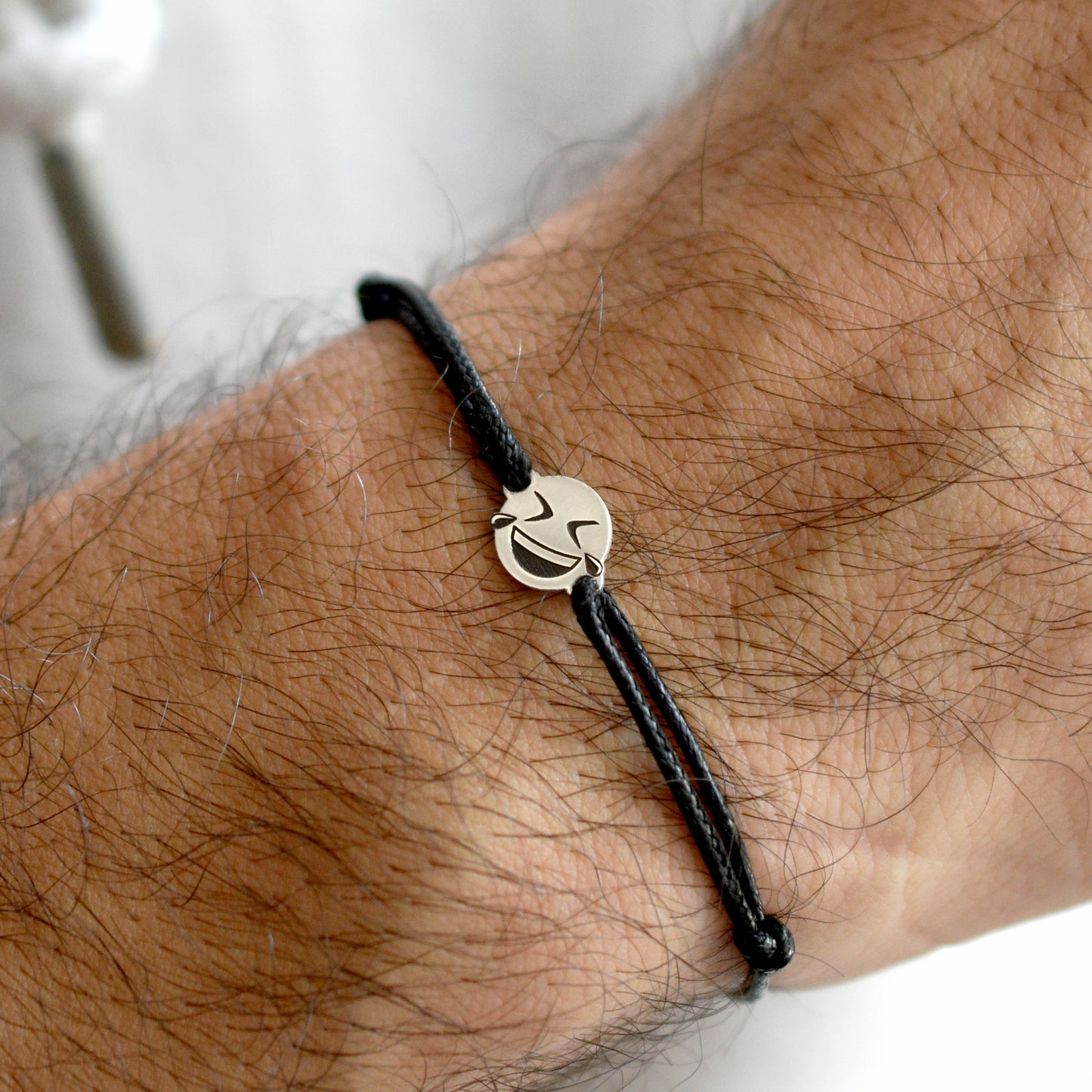 Pulsera Emoji Risas de Plata.925 color negro en uso.