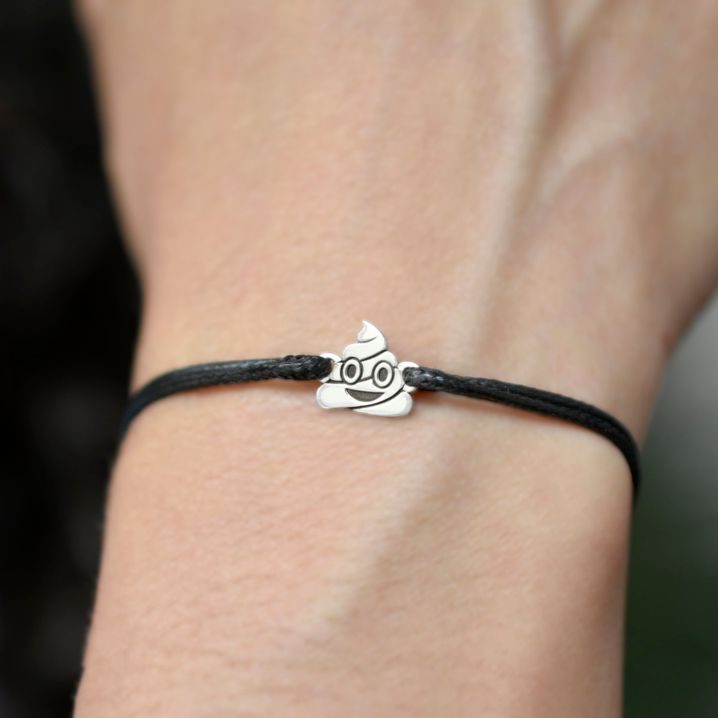 Pulsera Emoji Poop de Plata.925 en uso