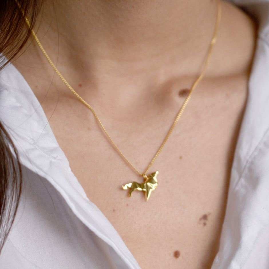 collar lobo dorado en modelo