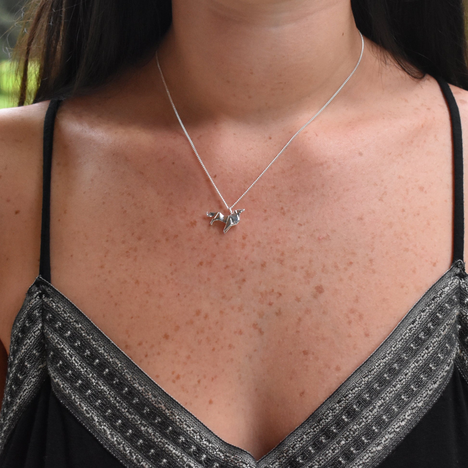 collar lobo de plata en modelo