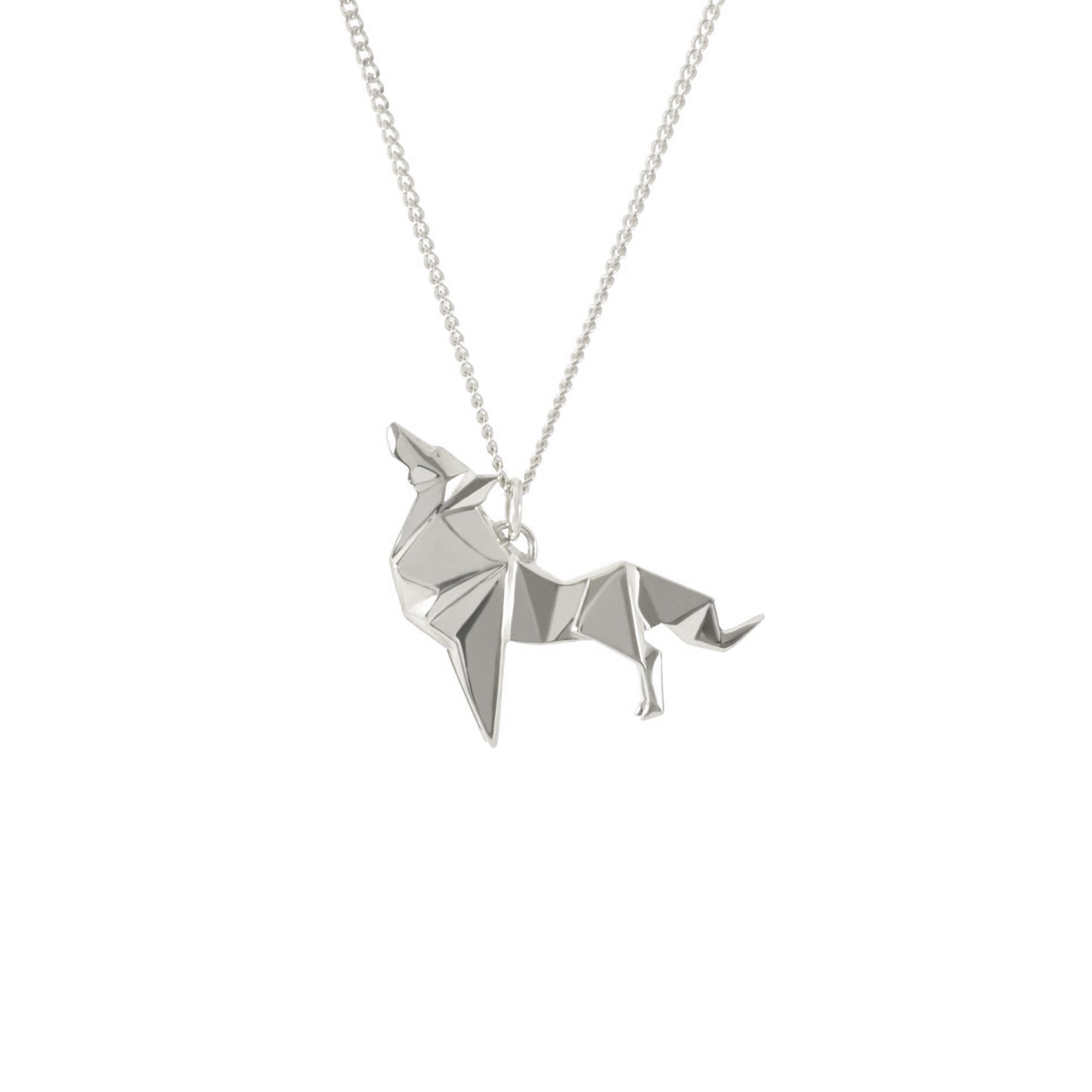 collar lobo de plata en fondo blanco