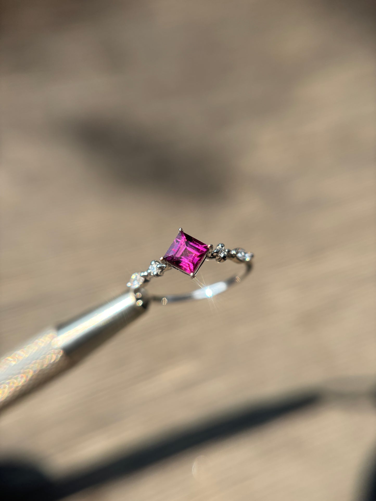 Rubelita 2 Diamantes corte redondo. 2 Diamantes corte marquise Oro Blanco 14K