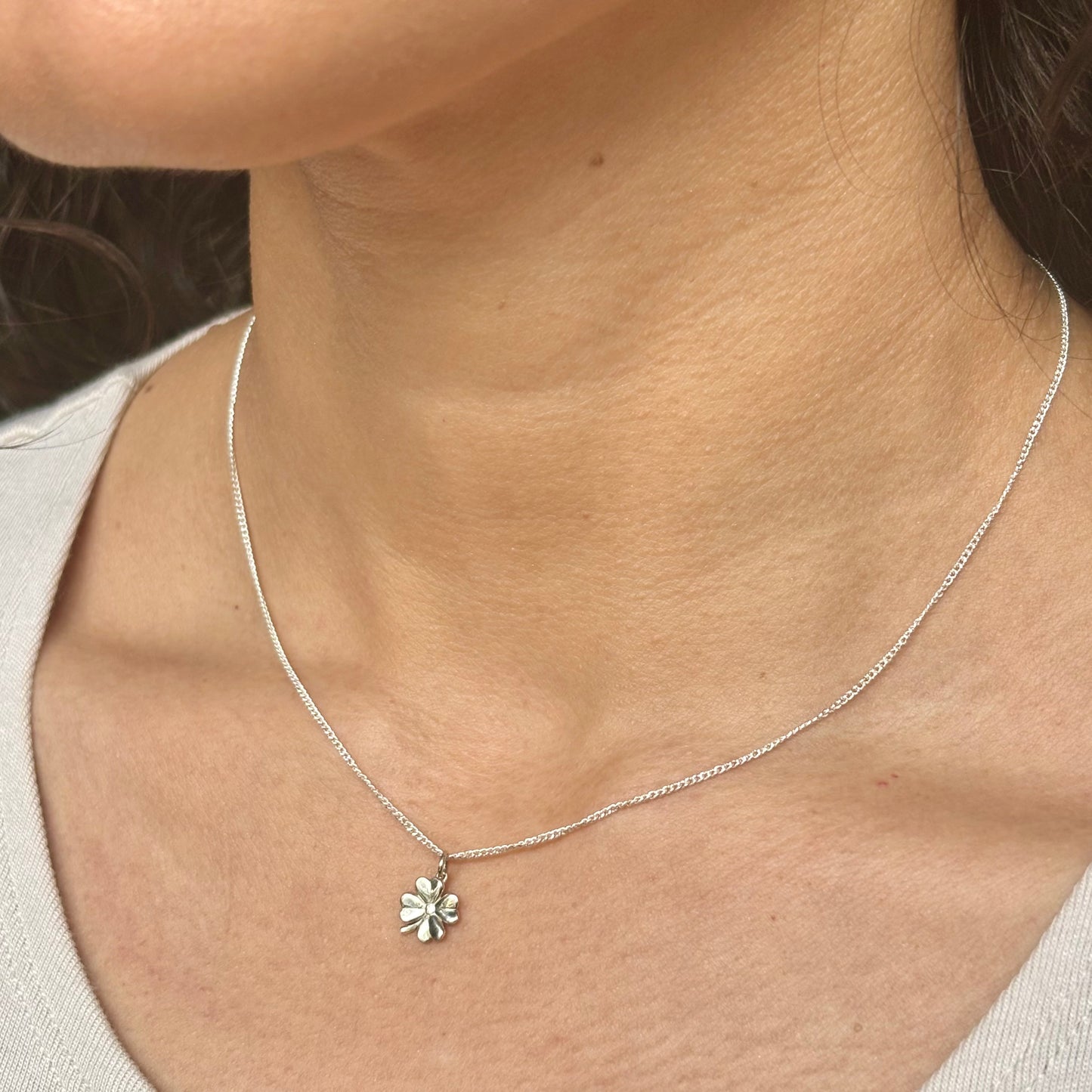 Collar Trébol de Plata .925 en
uso