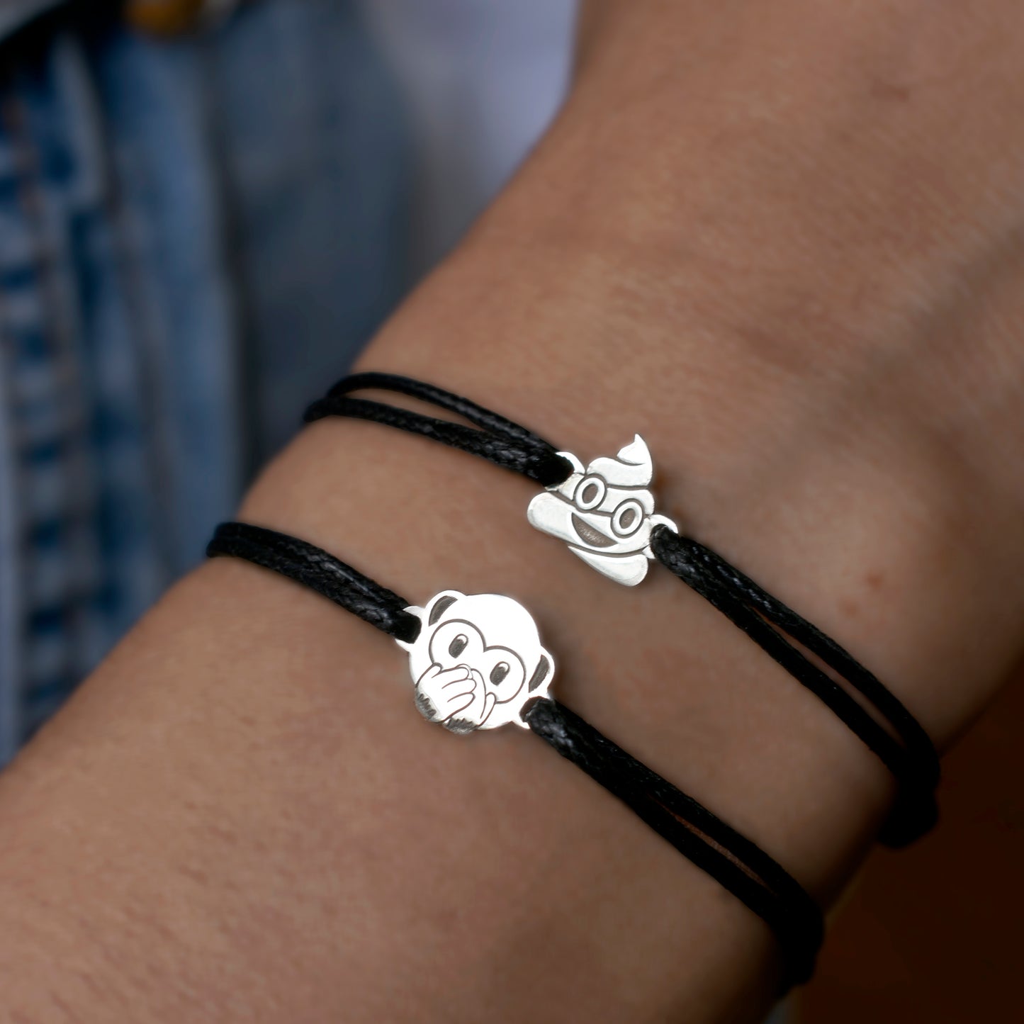 Pulsera Emoji Poop y Changuito No Hables Mal color negro en uso.