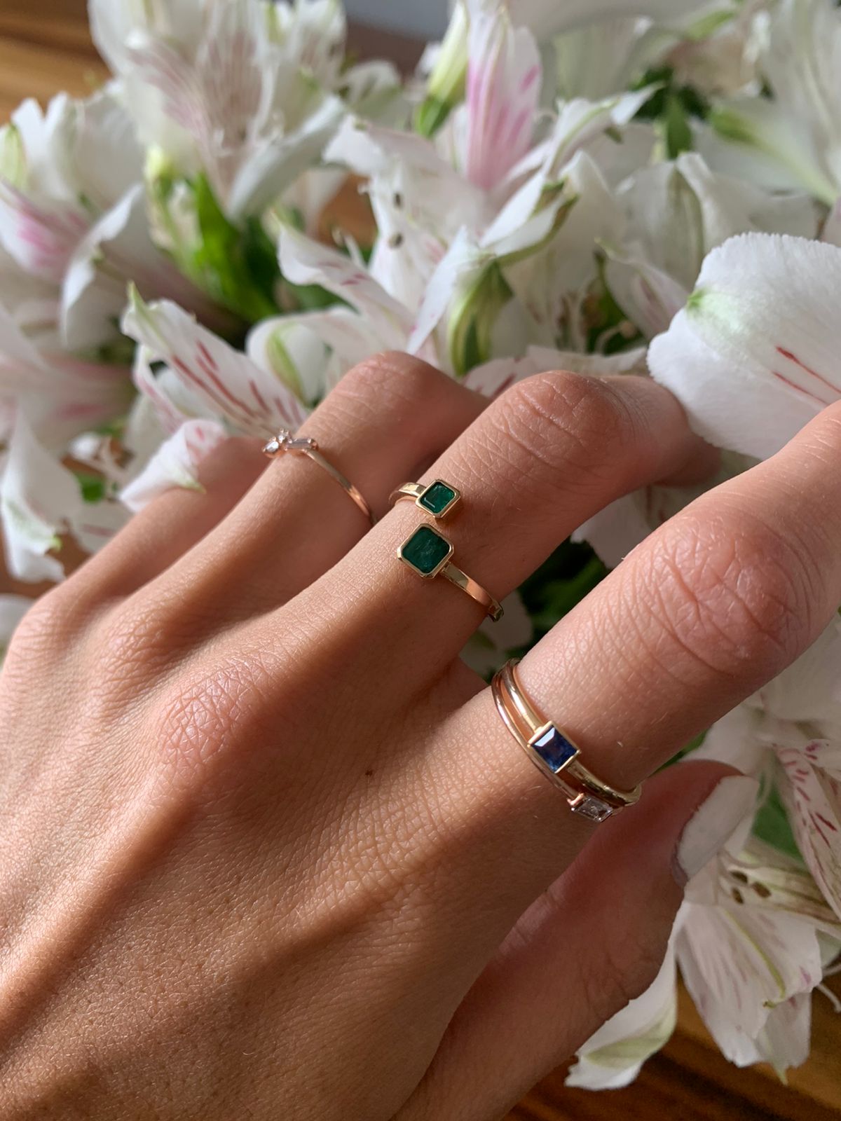Anillo solo Zafiro en uso.