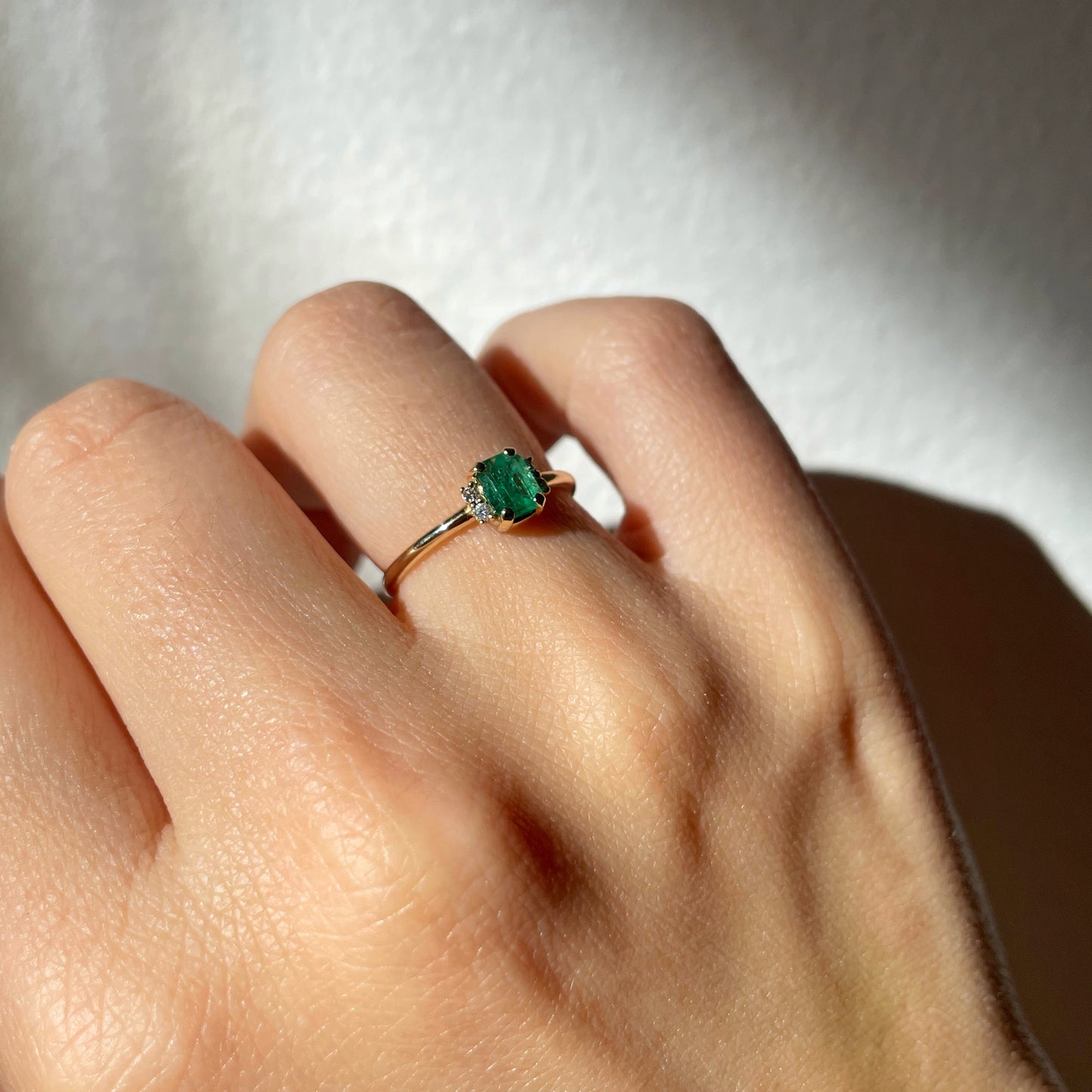 anillo de Oro amarillo 14K con Esmeralda central y Diamantes laterales