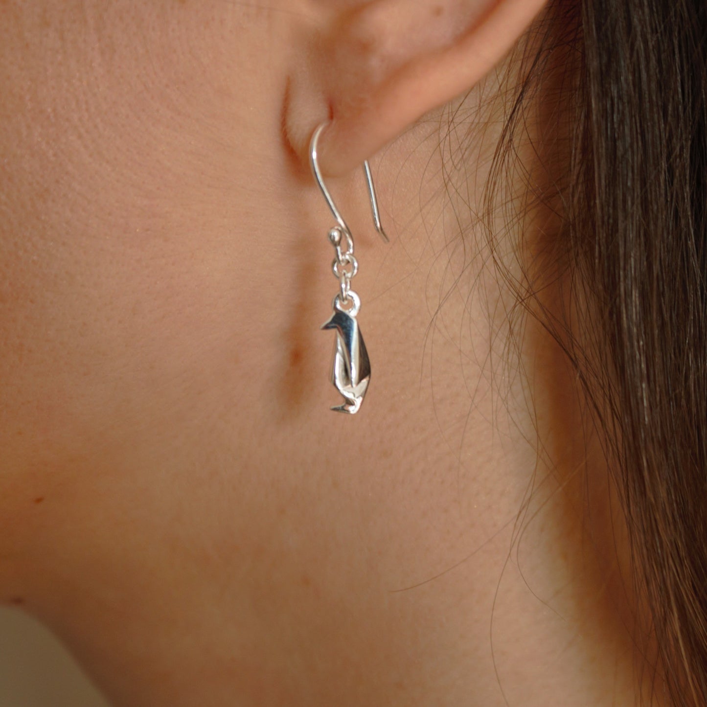 Aretes pinguino origami plata uso