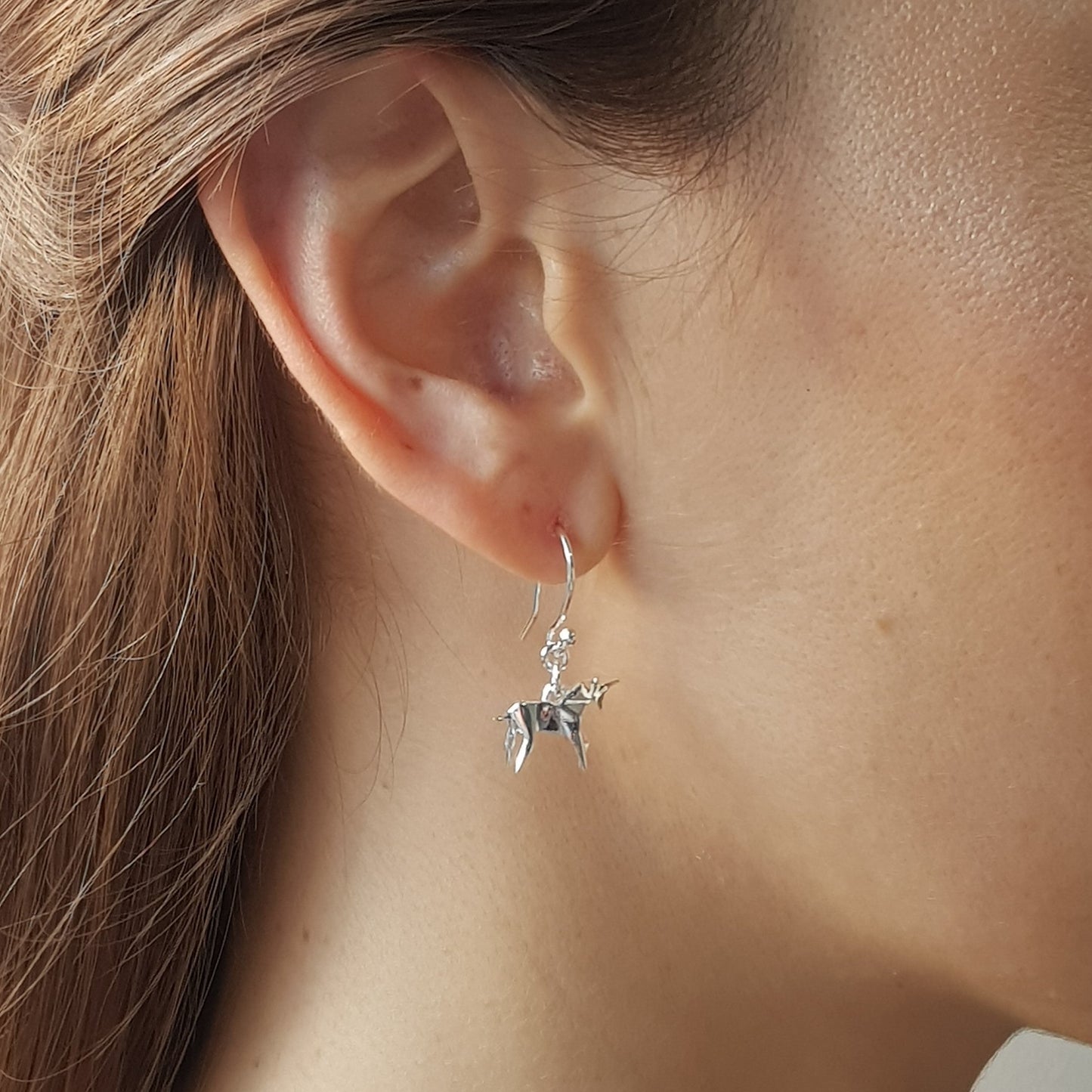 Aretes colgantes unicornio origami plata en uso