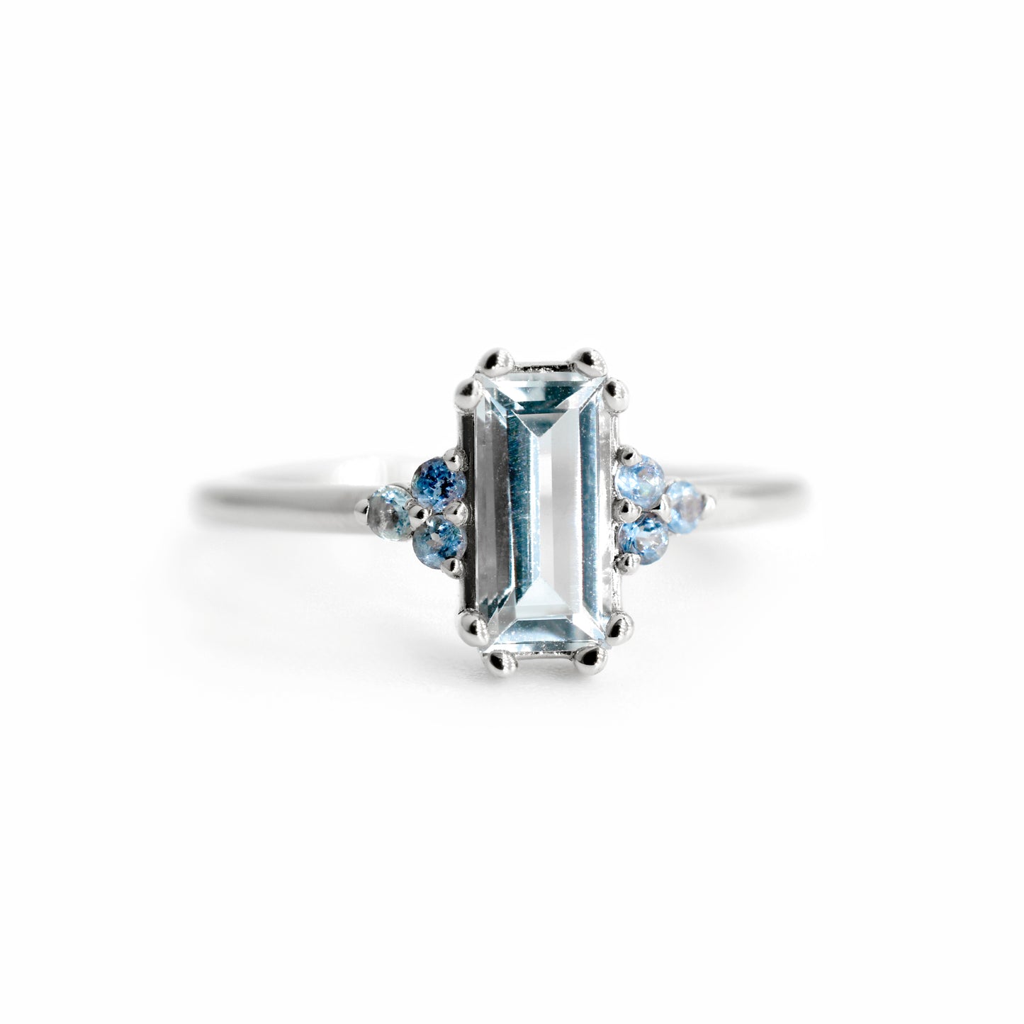 Aguamarina baguette central y Aguamarina redondas laterales. En Oro Blanco de 14K.