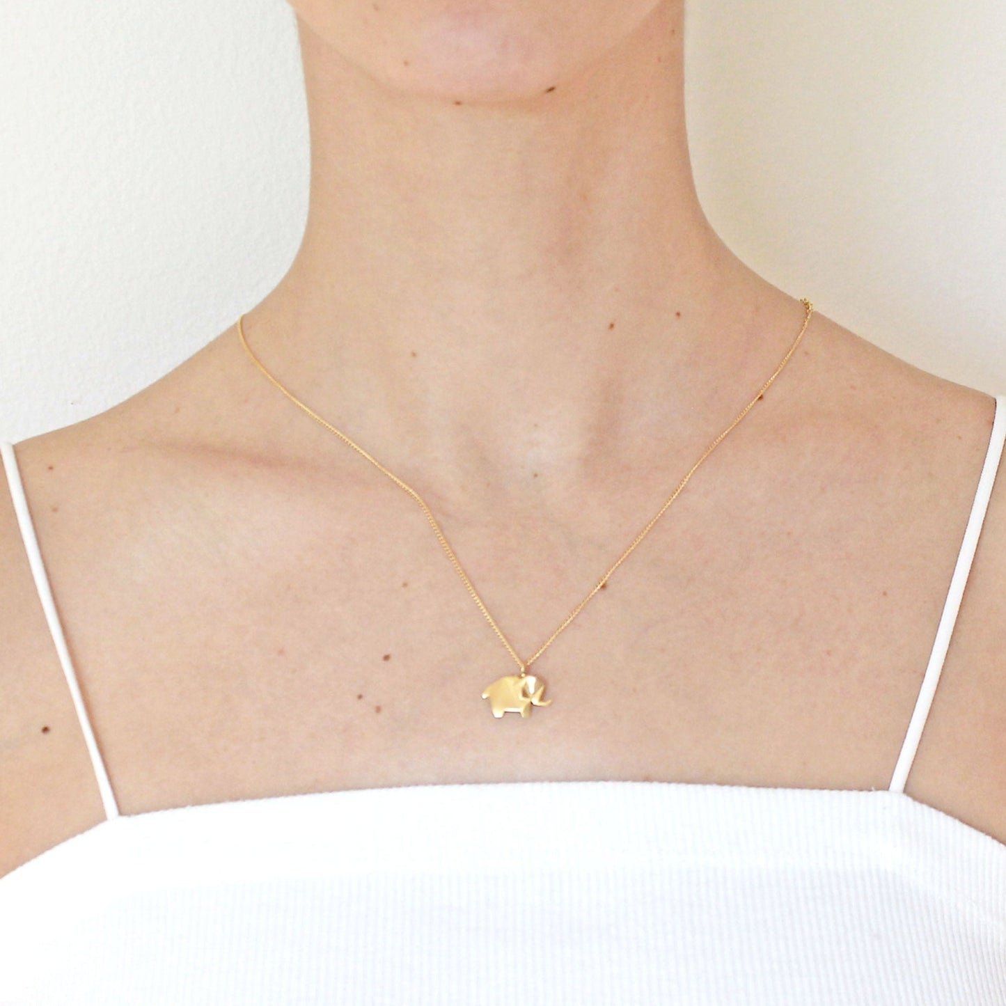 collar elefante de oro amarillo 14K en modelo