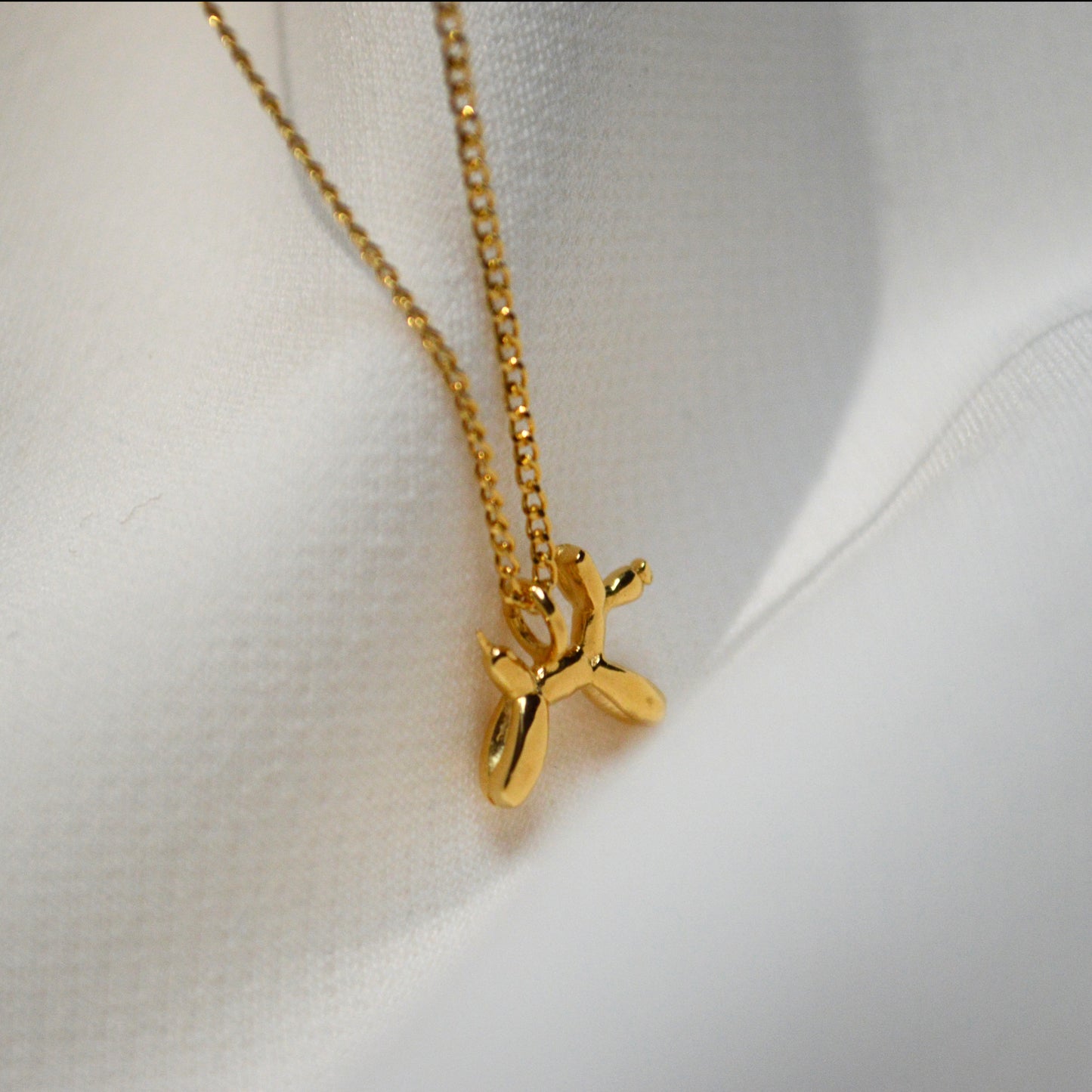 DIJE MINI PERRITO DE GLOBO. PLATA.925/CHAPA DE ORO AMARILLO CON CADENA.