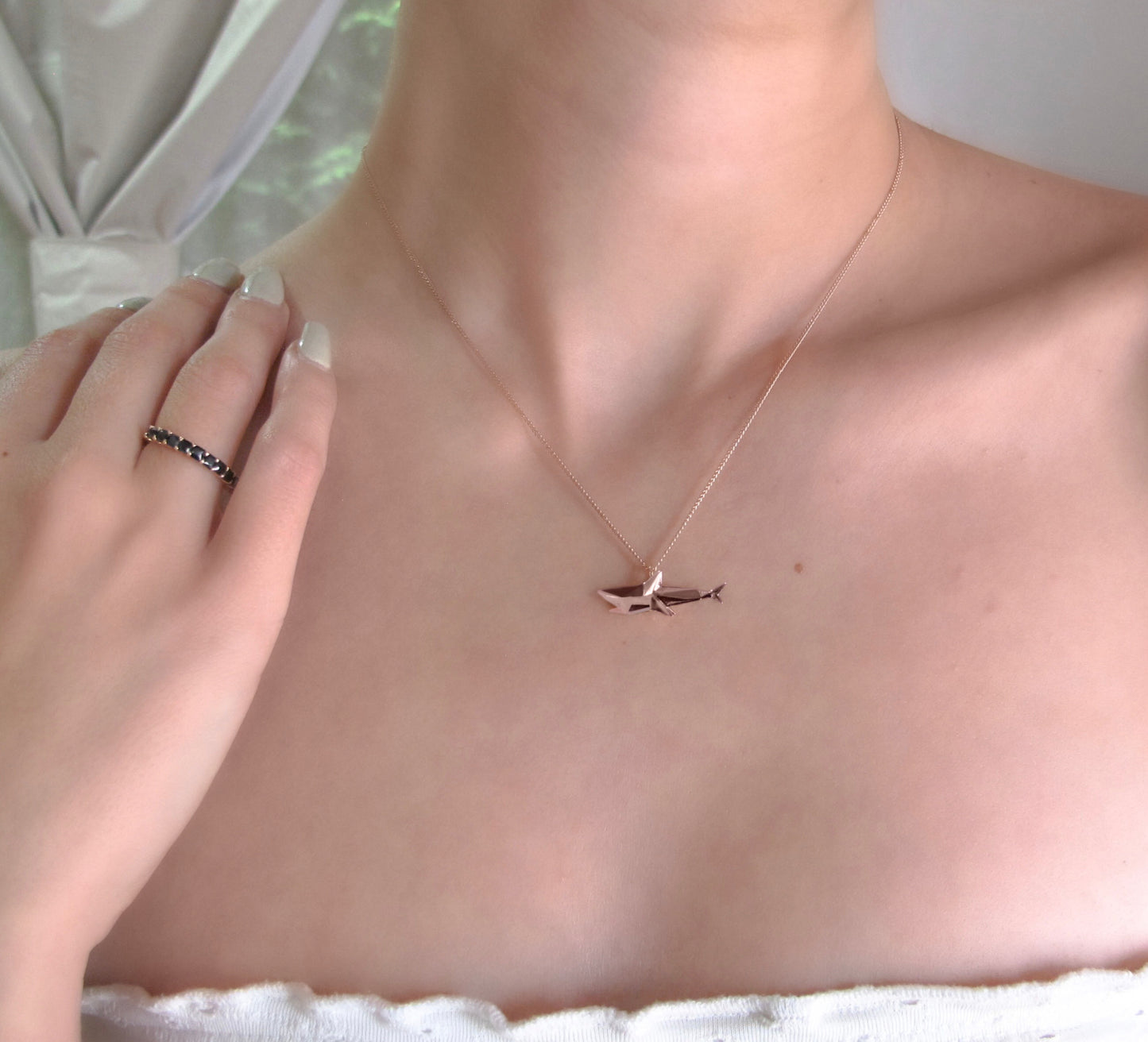 MODELO USA DIJE TIBURON ORIGAMI DE PLATA .925 EN CHAPA DE ORO ROSA CON CADENA.