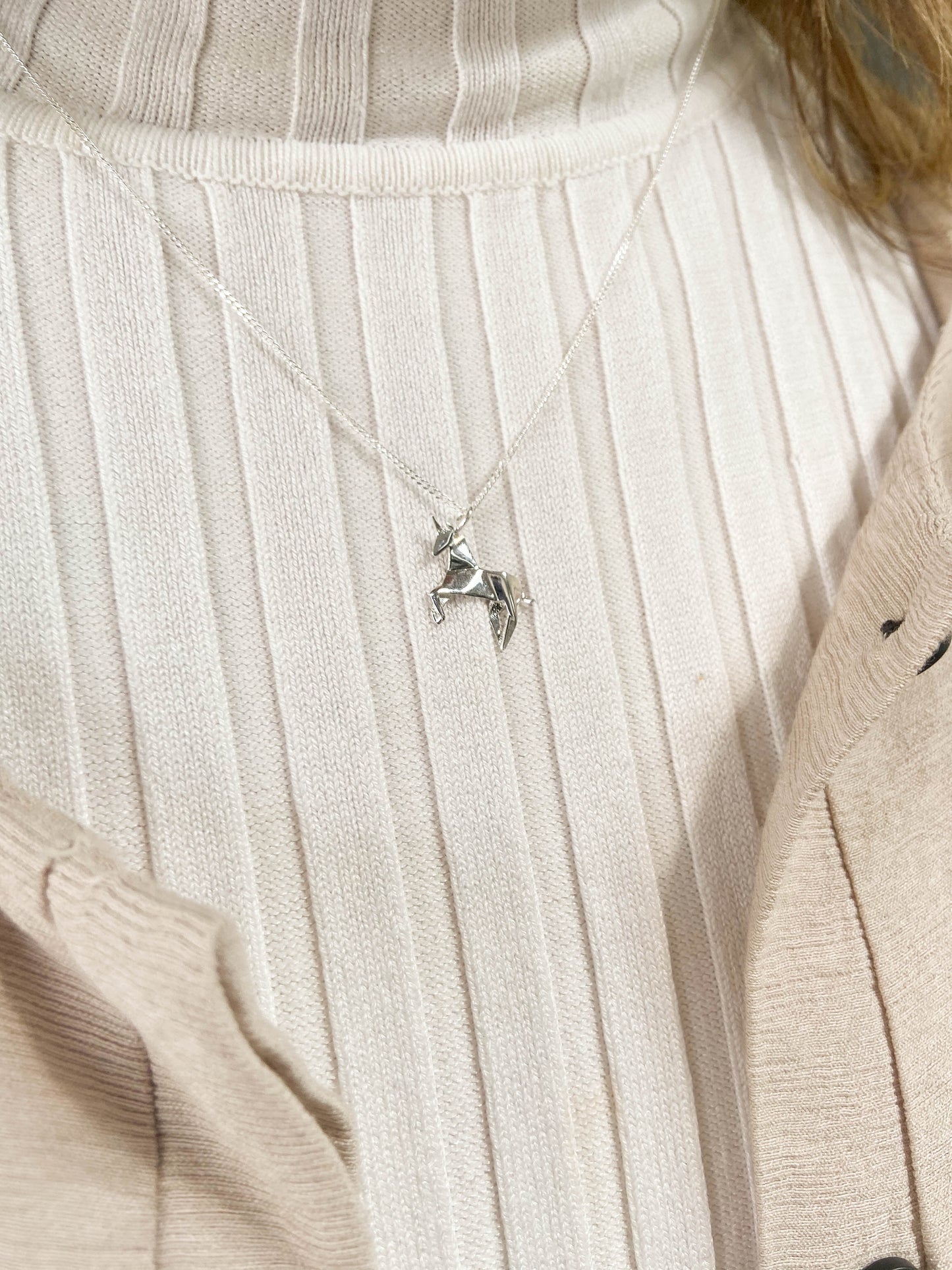 DIJE UNICORNIO ORIGAMI DE PLATA .925 CON CADENA EN USO.