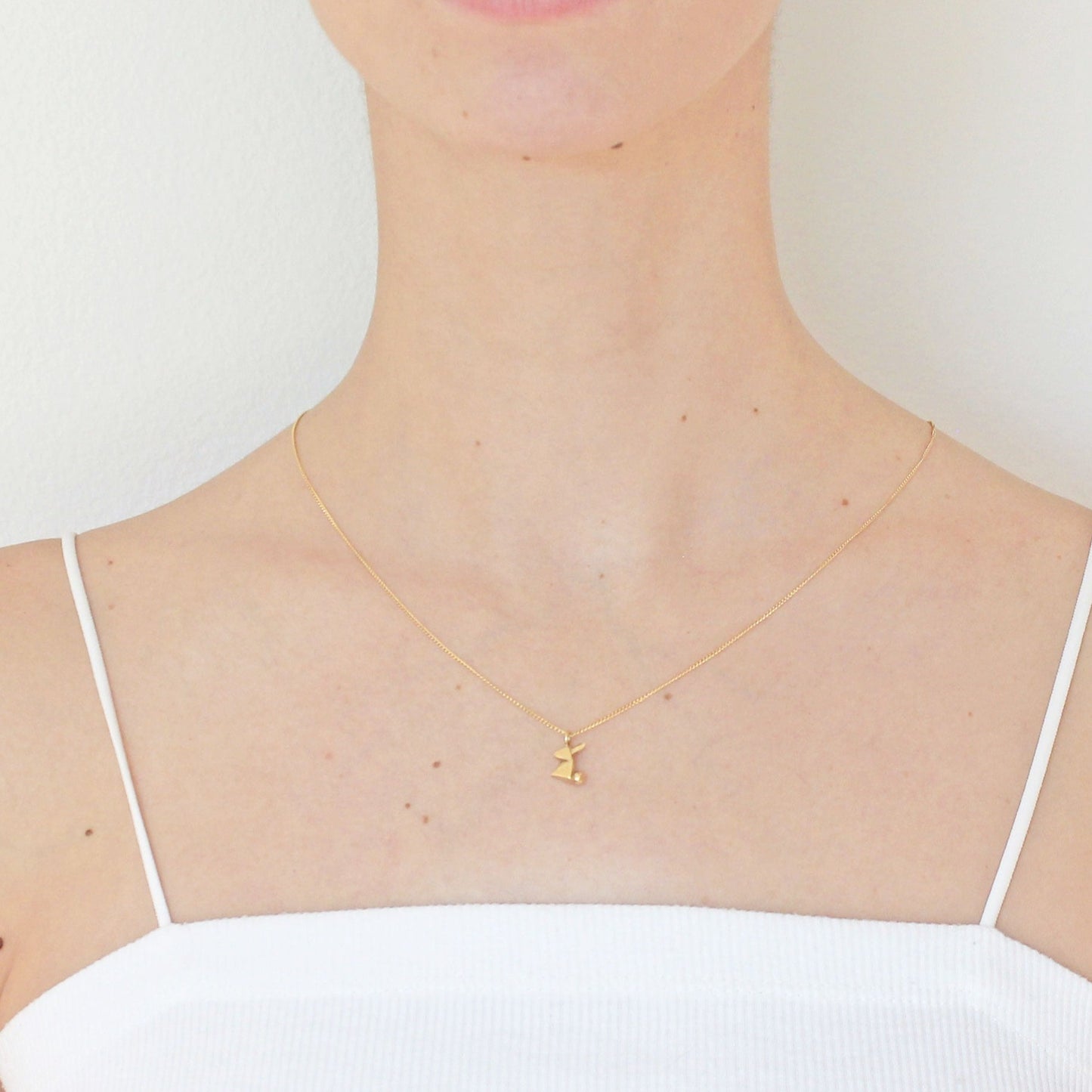 Collar conejo dorado en modelo