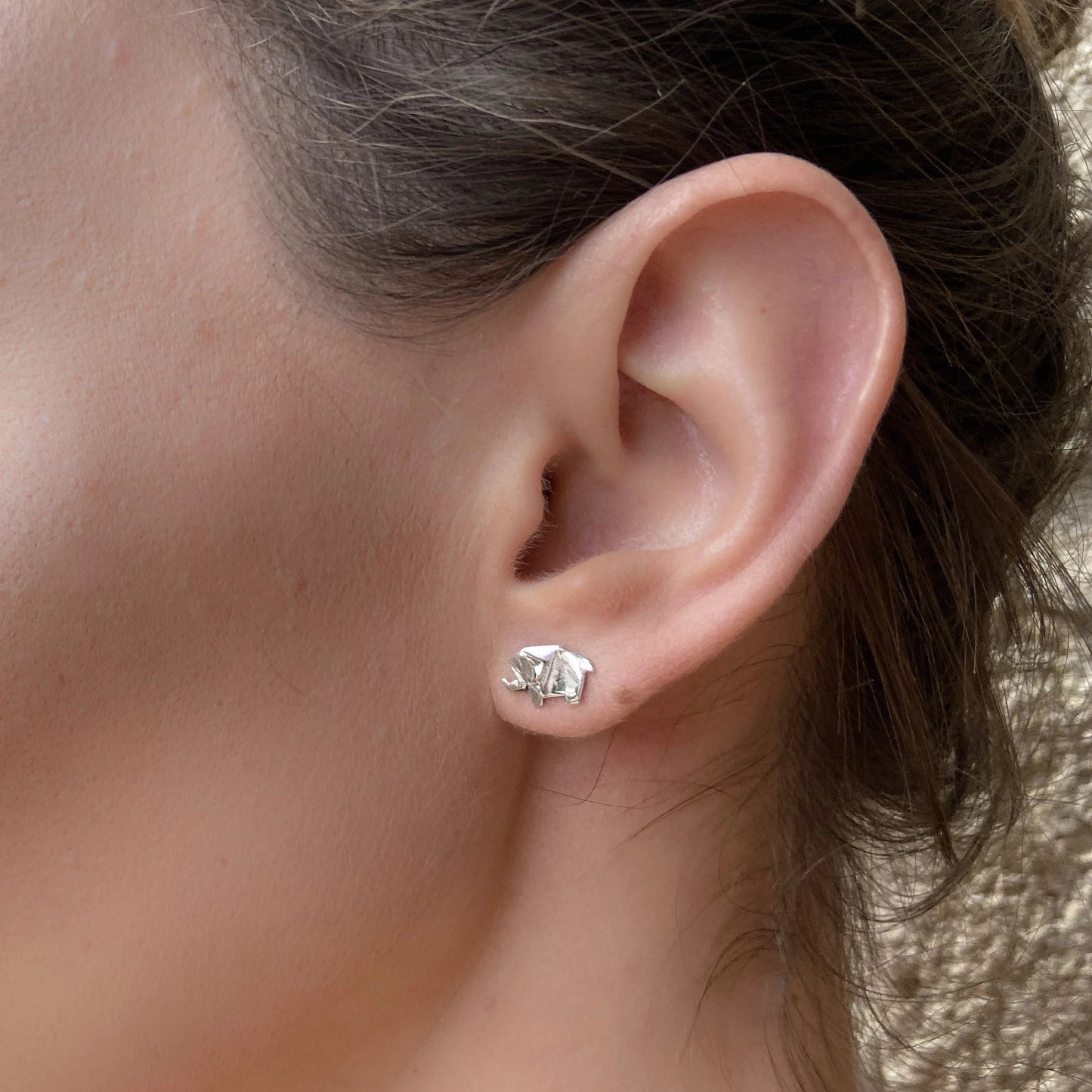 Aretes elefante origami plata en uso