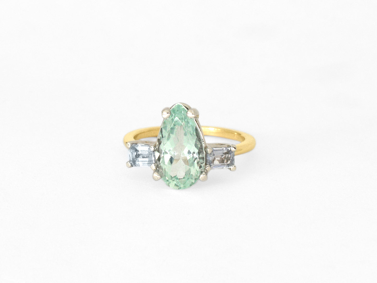 Anillo Aguamarina y Zafiros Laterales en Oro 14K.