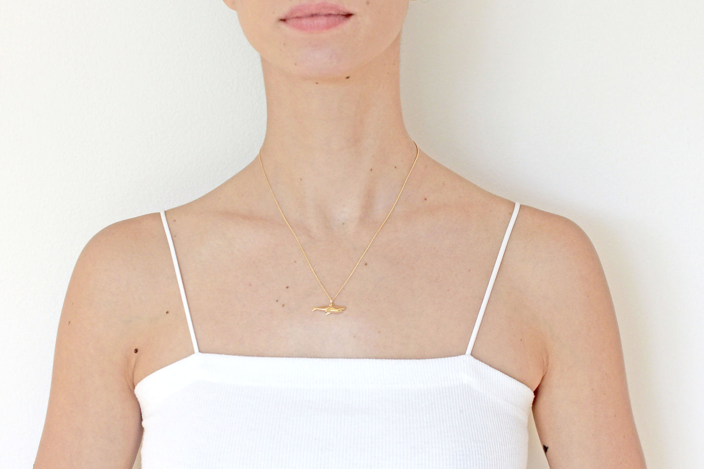 MODELO USA DIJE TIBURON ORIGAMI DE PLATA .925 EN CHAPA DE ORO AMARILLO CON CADENA.