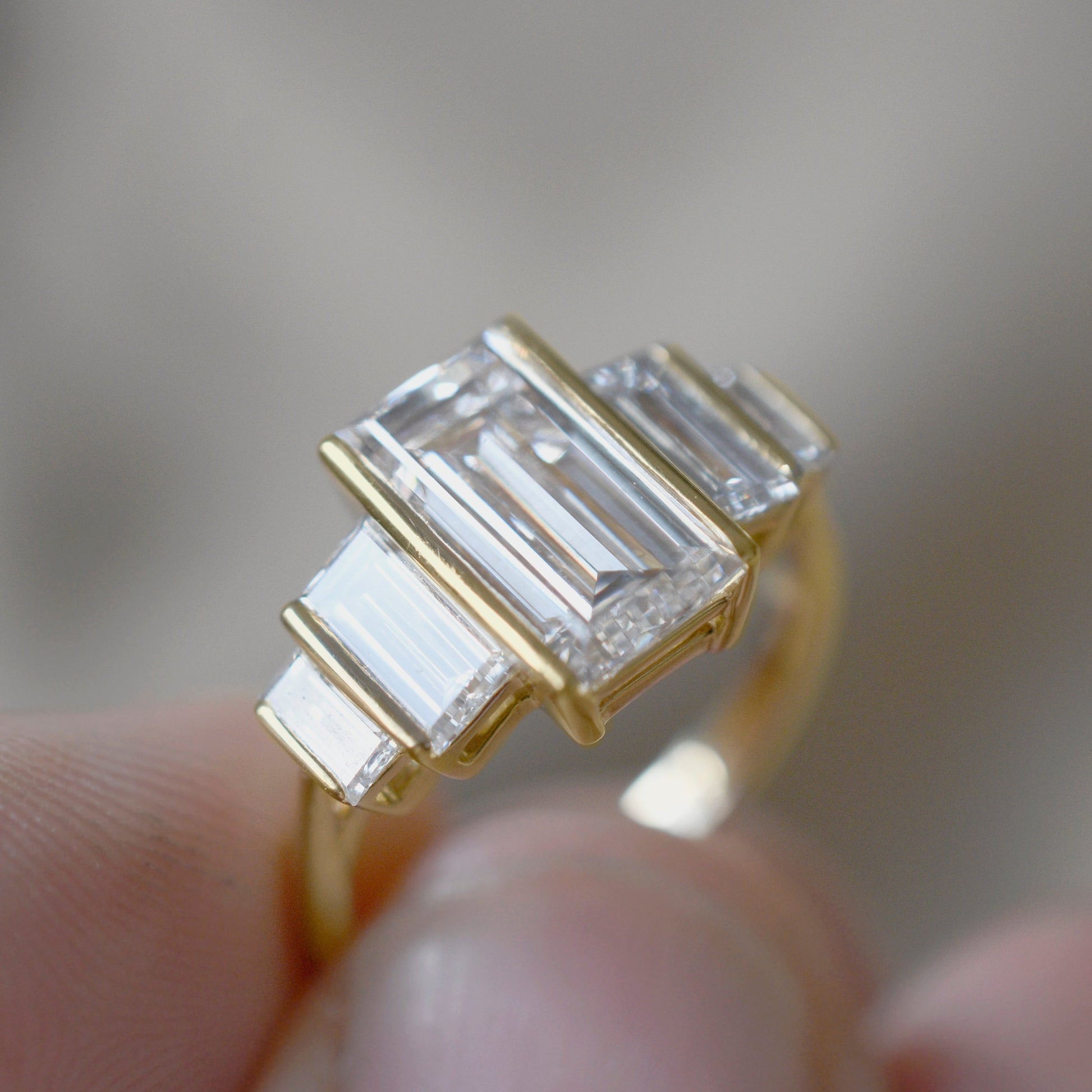 Anillo art deco ceci oro amarillo 18K, Diamantes baguette, joyería personalizada hecho en méxico. 