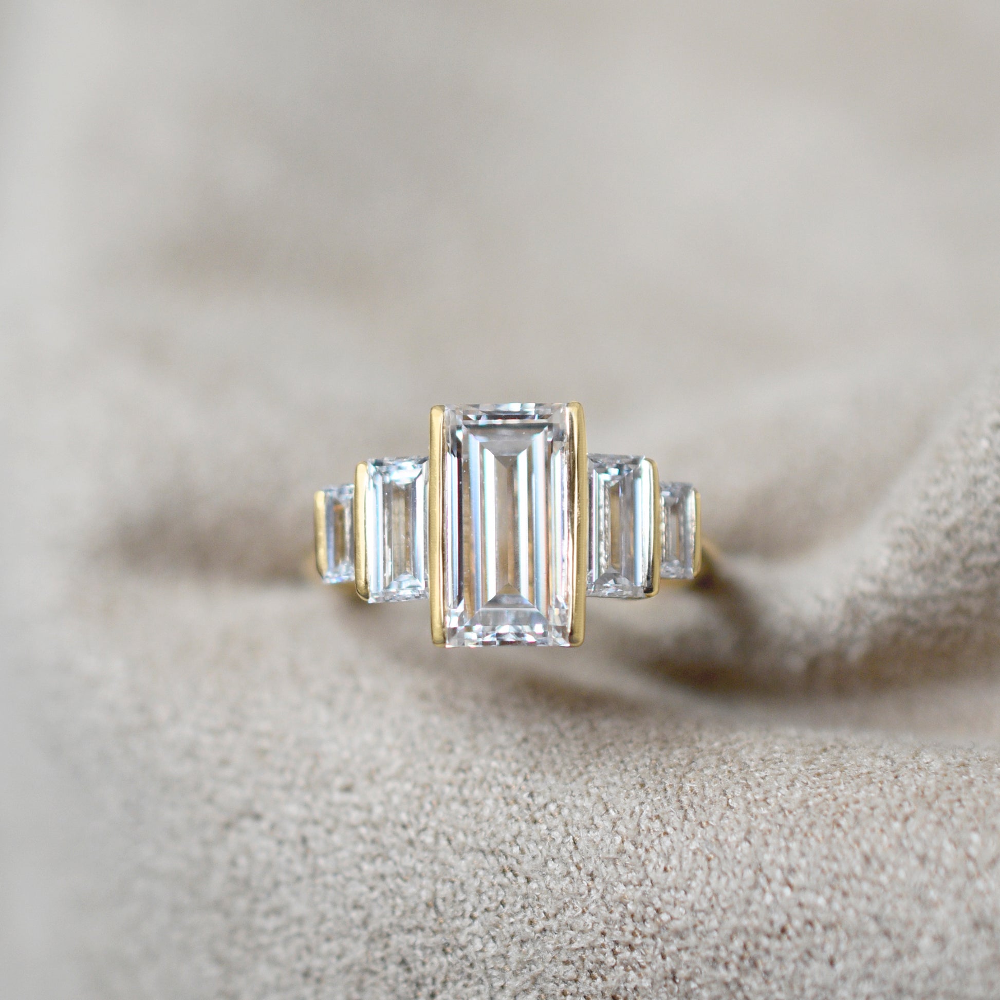 Anillo art deco ceci oro amarillo 18K, Diamantes baguette, joyería personalizada hecho en méxico. 