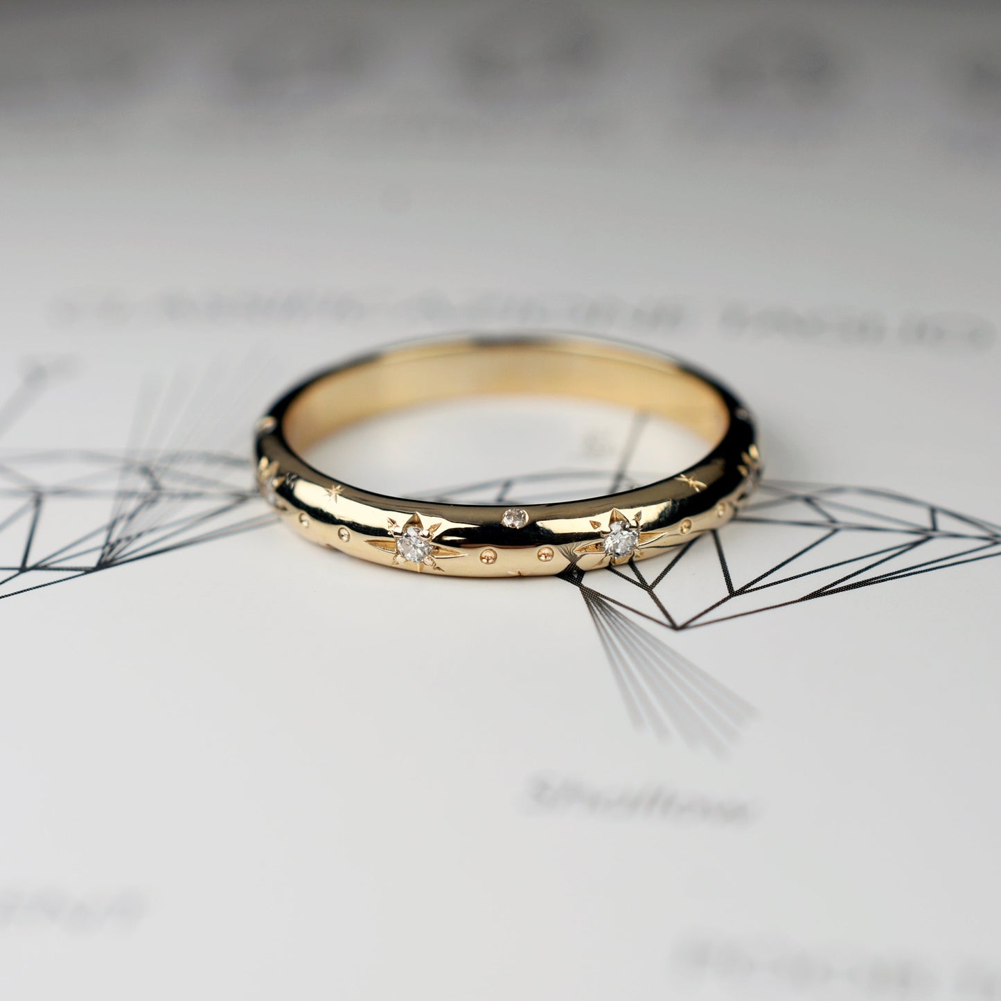 Anillo Interstellar de Oro amarillo con diamantes en fondo blanco