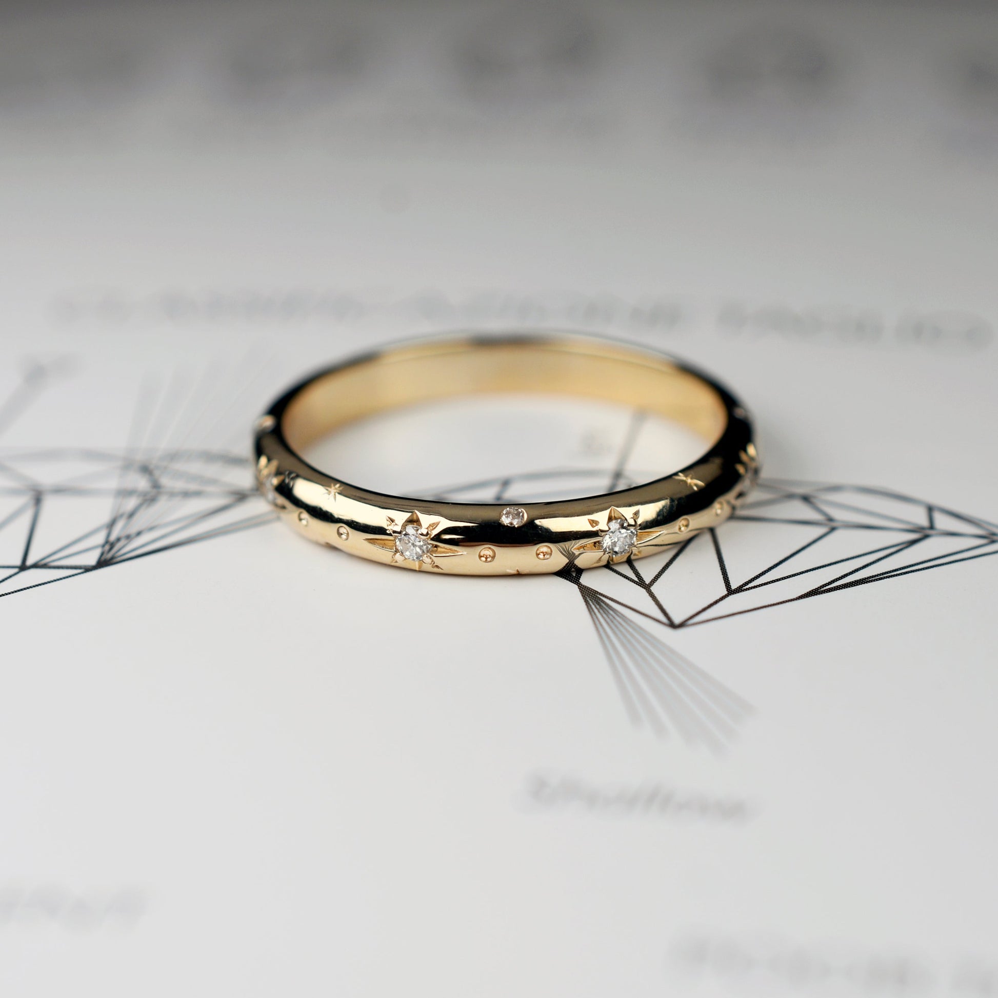 Anillo Interstellar de Oro amarillo con diamantes en fondo blanco