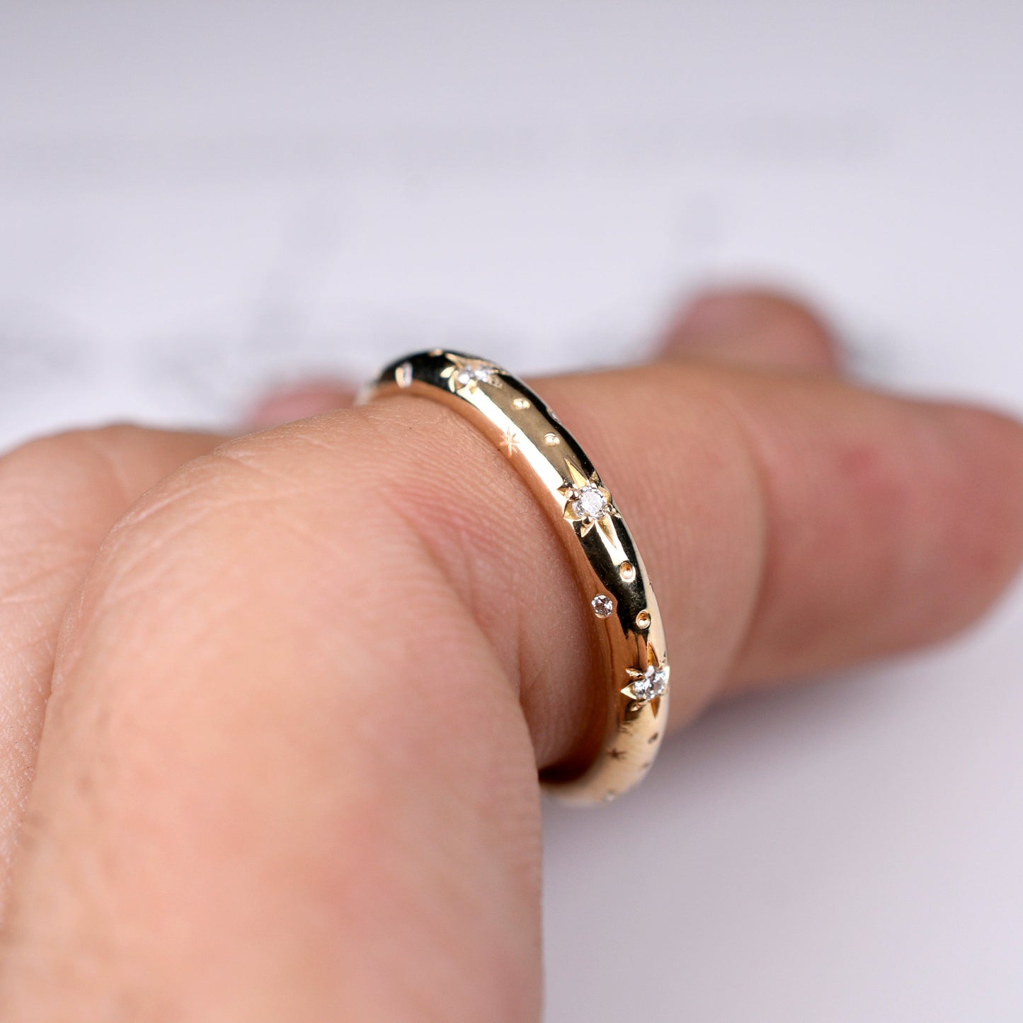 Anillo Interstellar de Oro amarillo  on diamantes en Dedo.
