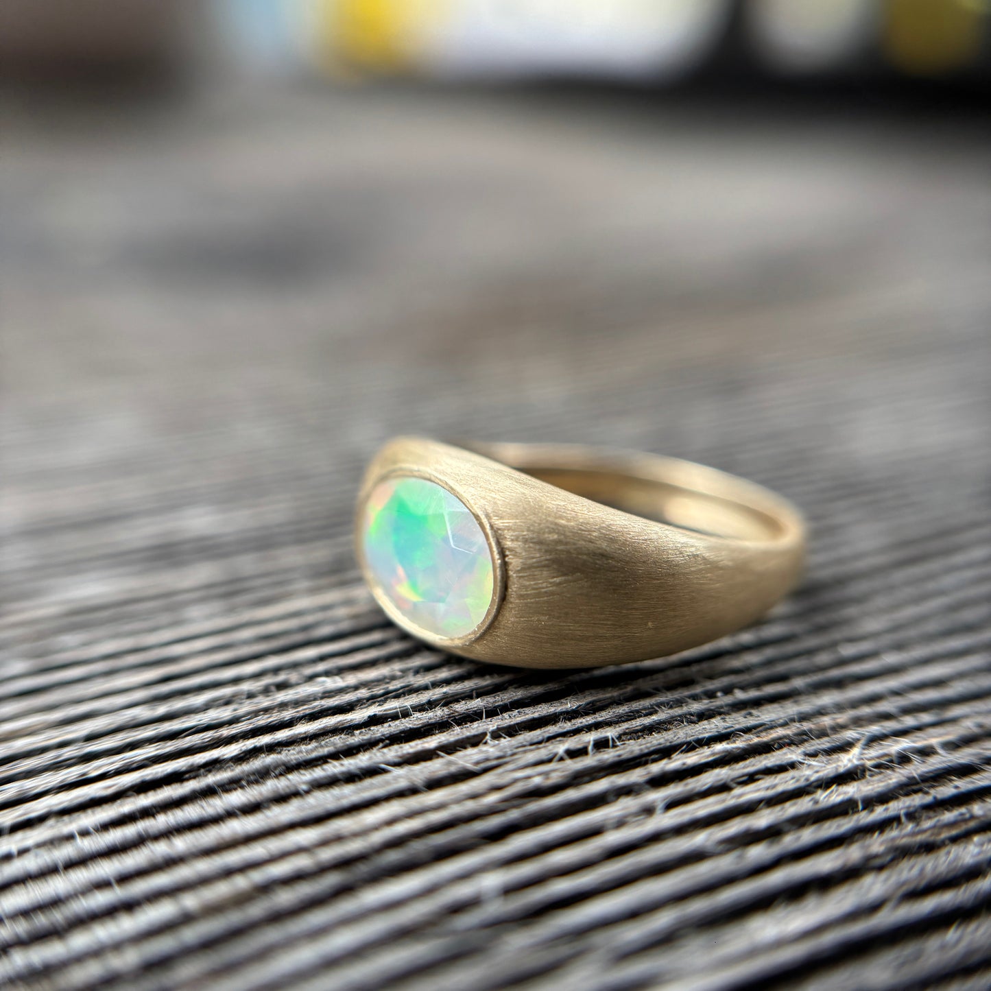 Anillo Opal · Oro 14K con Ópalo Natural Corte Oval