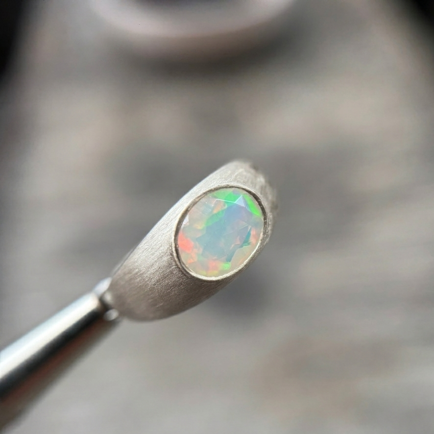 Anillo Opal · Oro 14K con Ópalo Natural Corte Oval