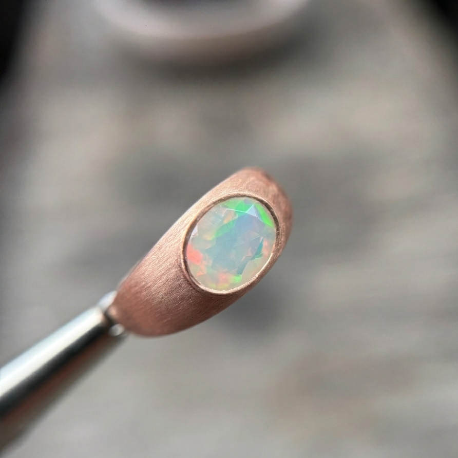 Anillo Opal · Oro 14K con Ópalo Natural Corte Oval
