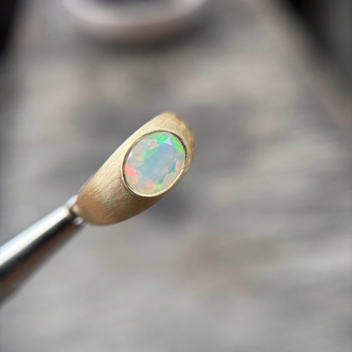 Anillo Opal · Oro 14K con Ópalo Natural Corte Oval