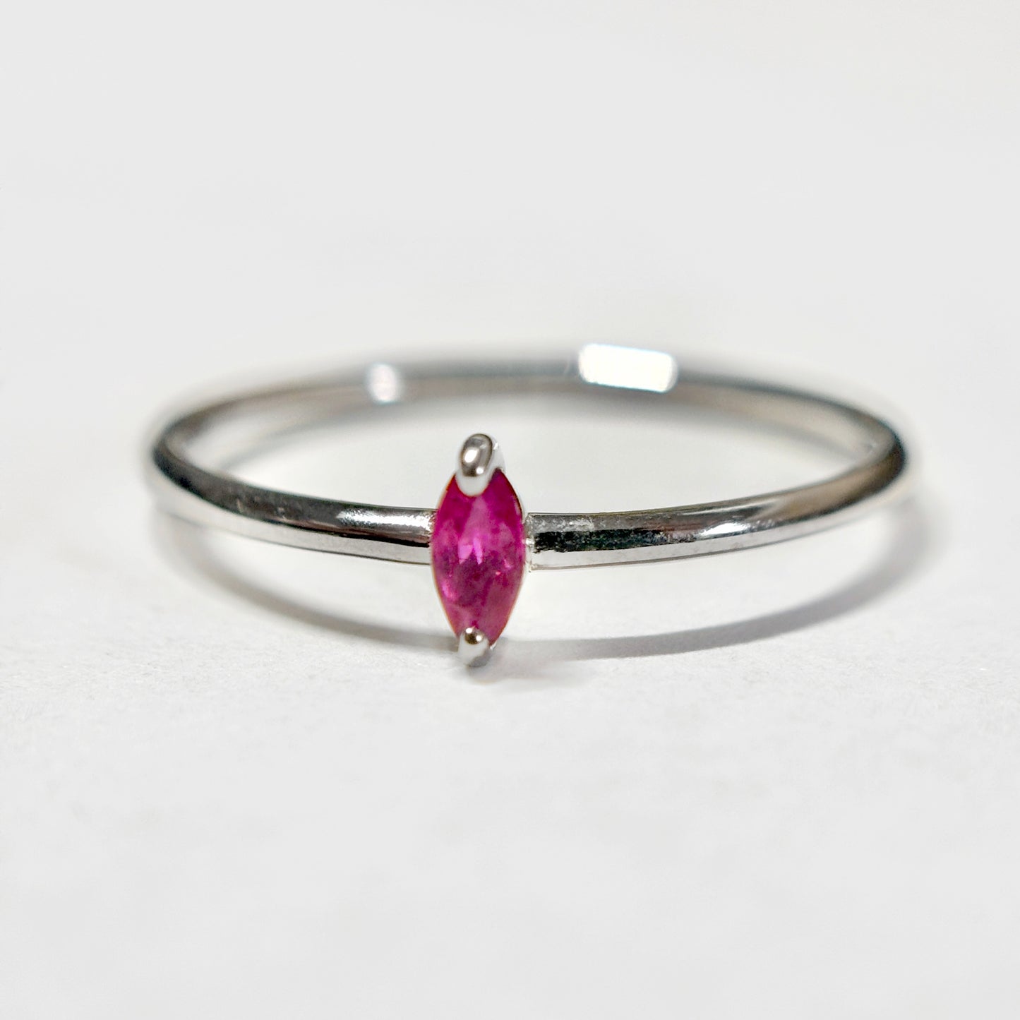 Anillo Marquise · Oro 14K con Zafiro Azul o Rubí Natural