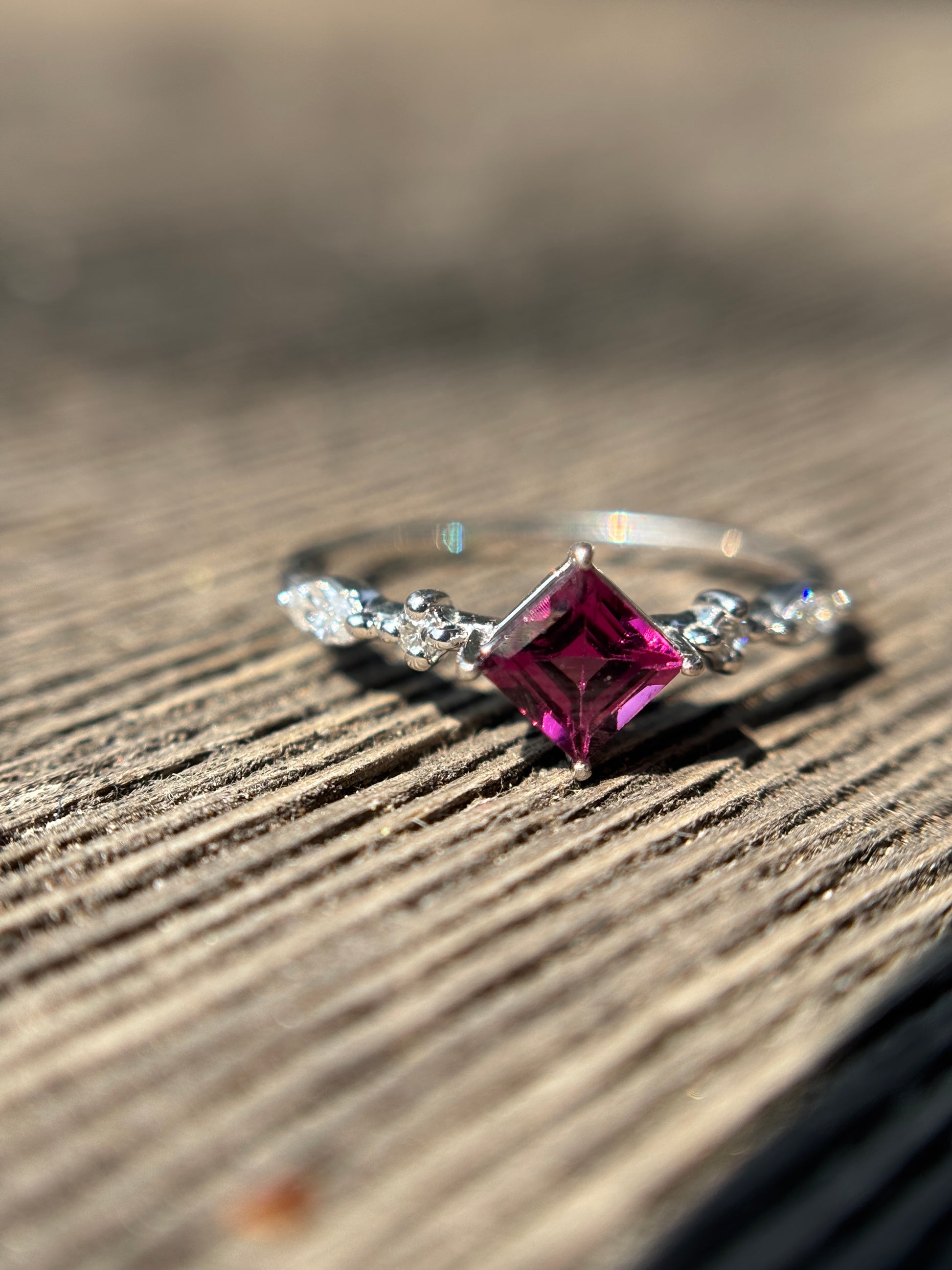 Rubelita 2 Diamantes corte redondo. 2 Diamantes corte marquise Oro Blanco 14K