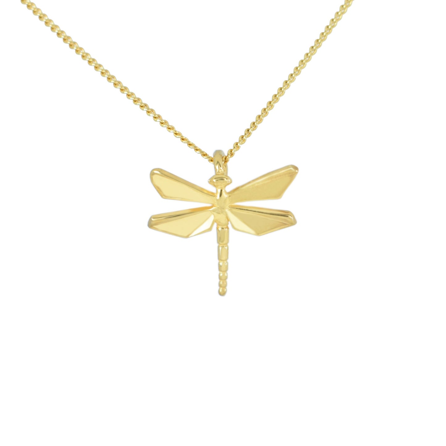 Collar de oro con un dije de libélula estilo origami, mostrando sus alas simétricas y cuerpo segmentado, sobre un fondo blanco puro.