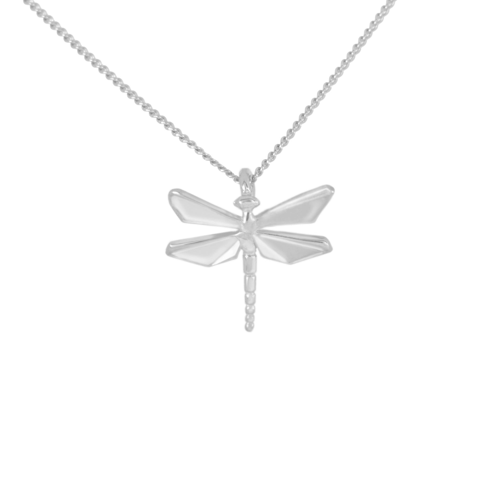 Collar de plata con un dije de libélula estilo origami, mostrando sus alas simétricas y cuerpo segmentado, sobre un fondo blanco puro.
