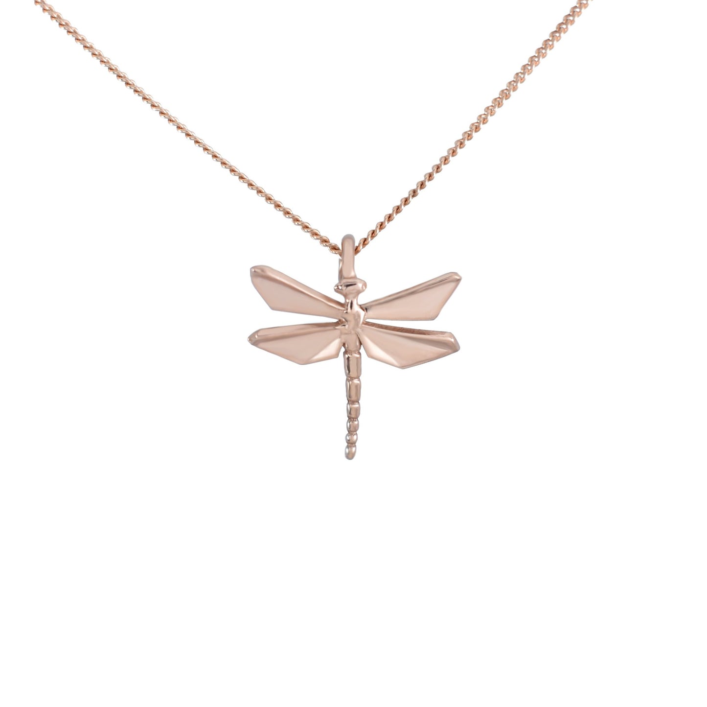 Collar de oro rosa con un dije de libélula estilo origami, mostrando sus alas simétricas y cuerpo segmentado, sobre un fondo blanco puro.