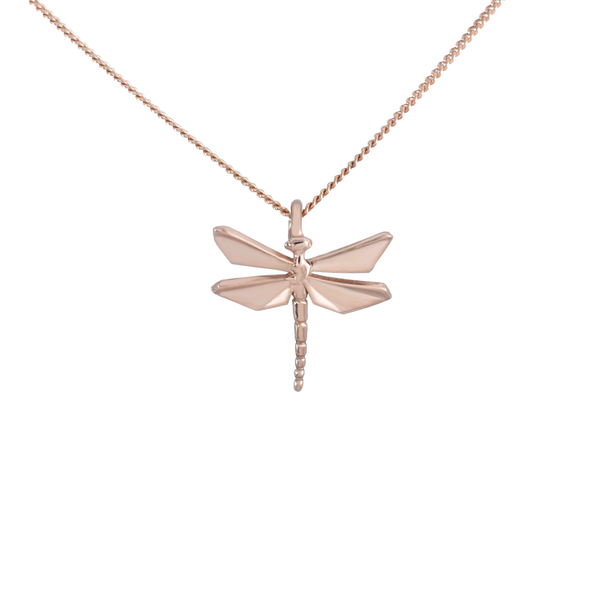 Collar de oro rosa con un dije de libélula estilo origami, mostrando sus alas simétricas y cuerpo segmentado, sobre un fondo blanco puro.