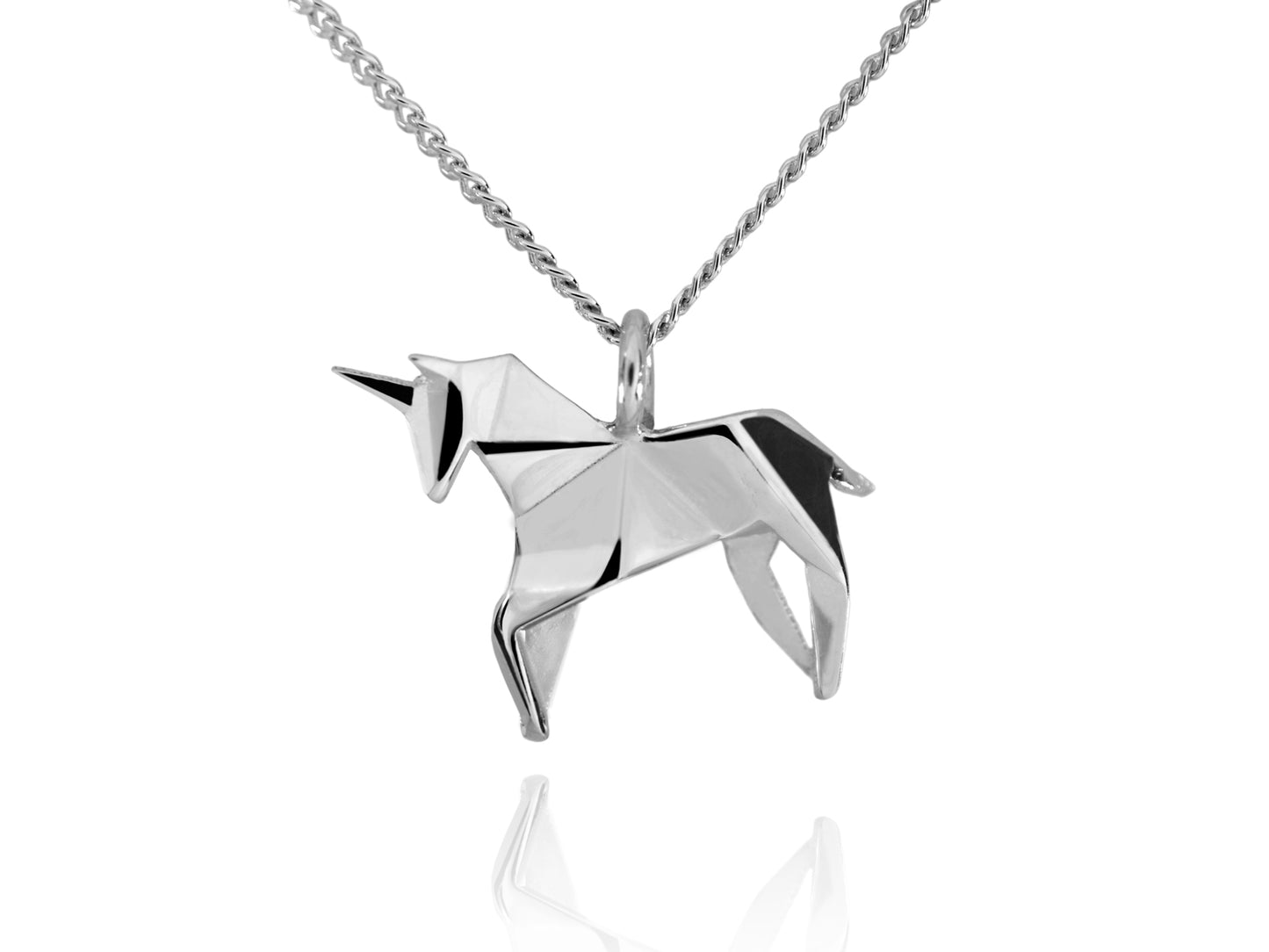 Collar de plata con un dije de unicornio estilo origami, visto de frente con una ligera inclinación y un reflejo tenue, sobre un fondo blanco puro.
