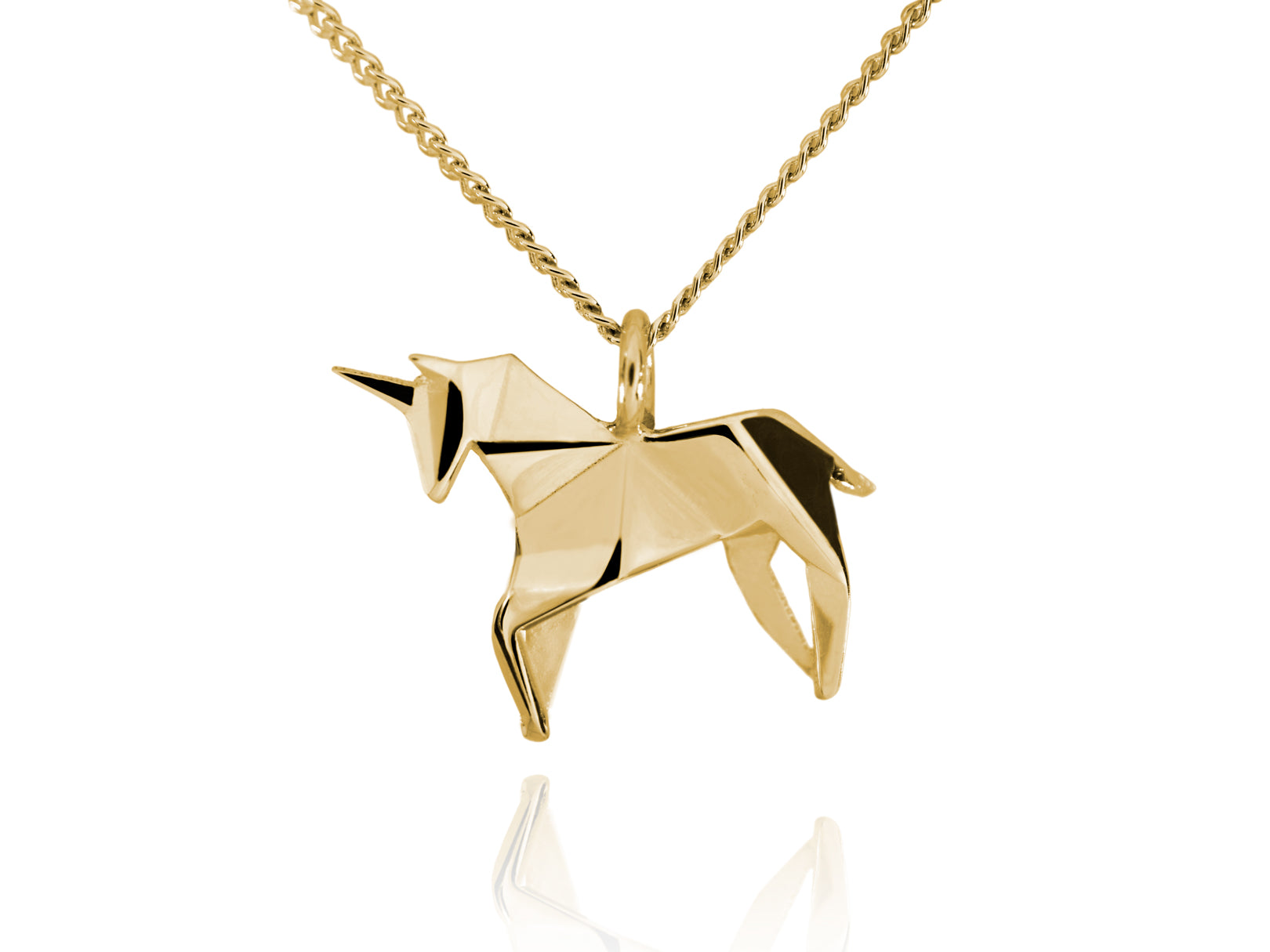 Collar de oro con un dije de unicornio estilo origami, visto de frente con una ligera inclinación y un reflejo tenue, sobre un fondo blanco puro.