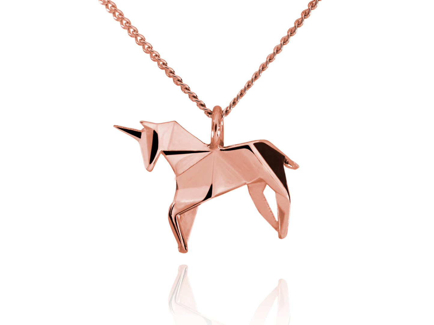 Collar de plata con un dije de unicornio estilo origami, con un acabado brillante y una cadena de eslabones delgados, sobre un fondo blanco con un sutil reflejo.
