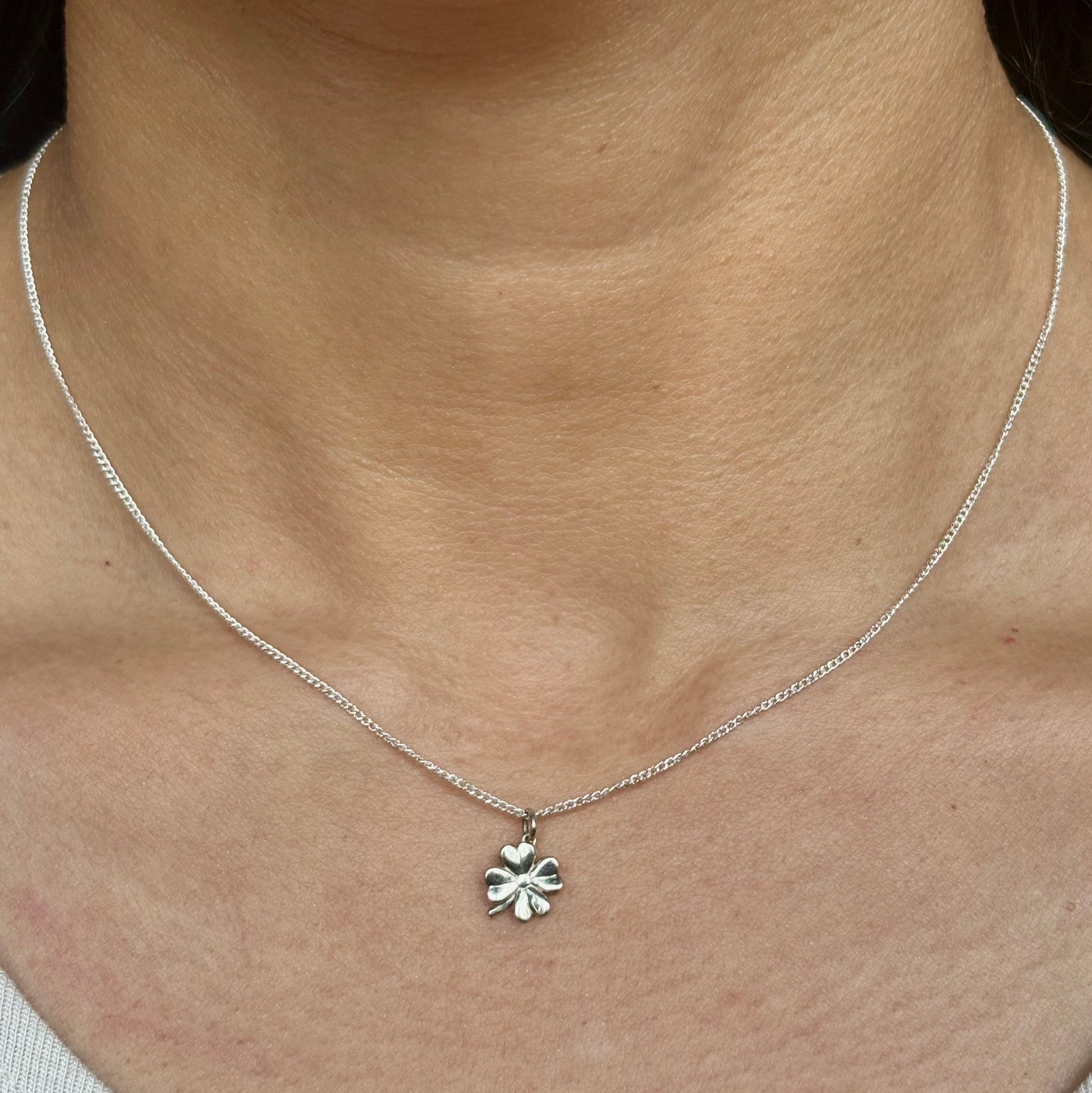 foto collar trébol de Plata.925 en uso.