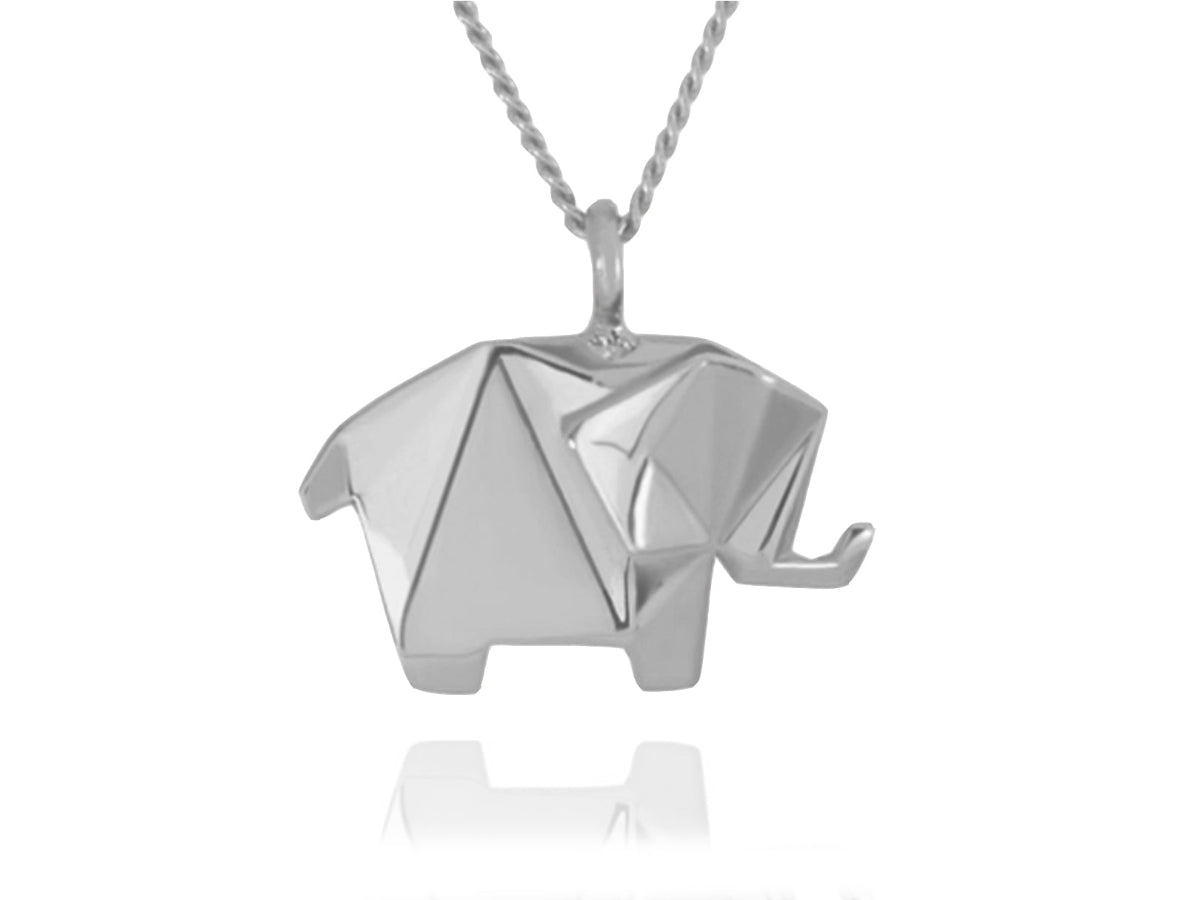 Collar de plata con un dije de elefante estilo origami, visto de frente con una ligera inclinación y un reflejo tenue debajo, sobre un fondo blanco.
