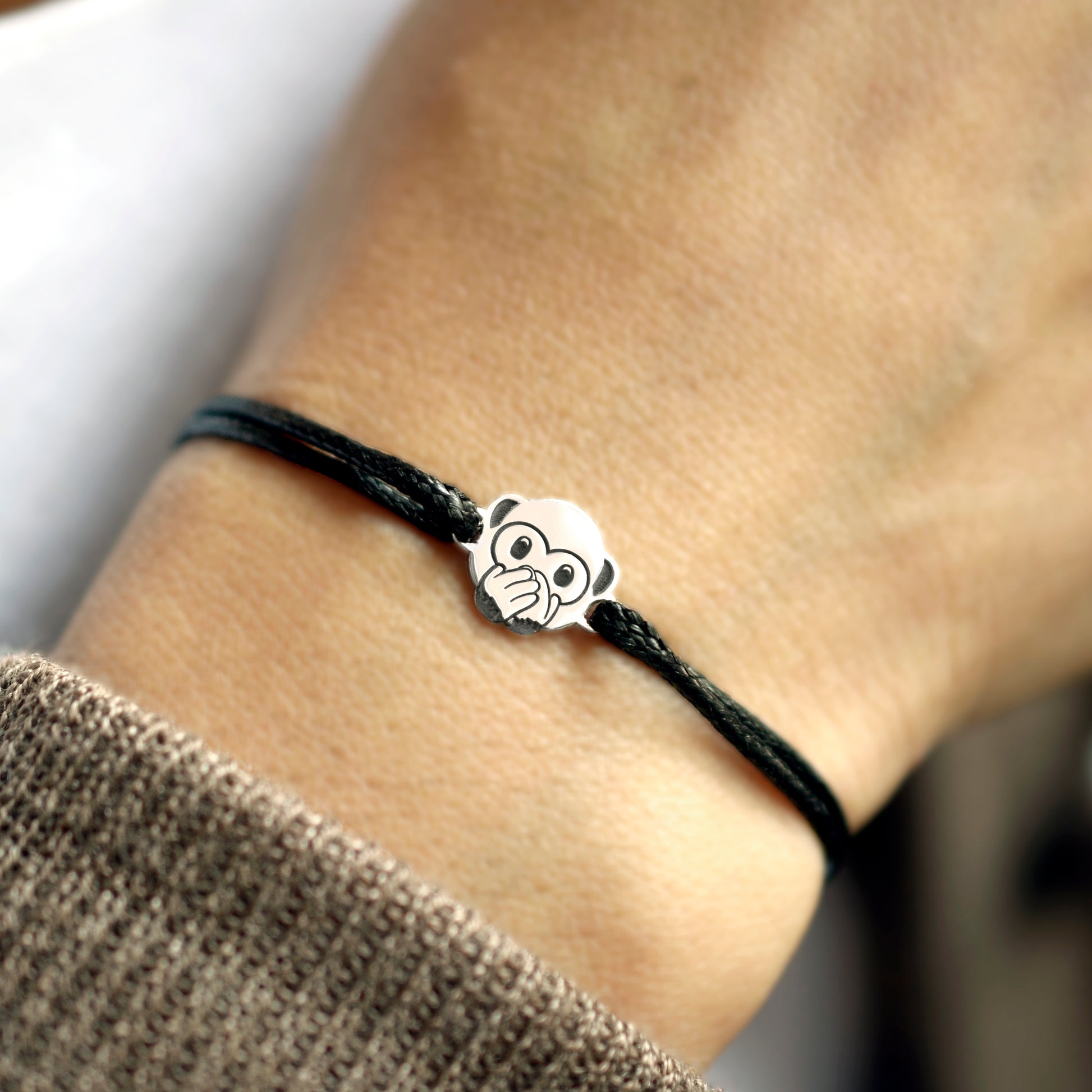 Pulsera Emoji Changuito No hablar mal de Plata.925  Color Negro en uso