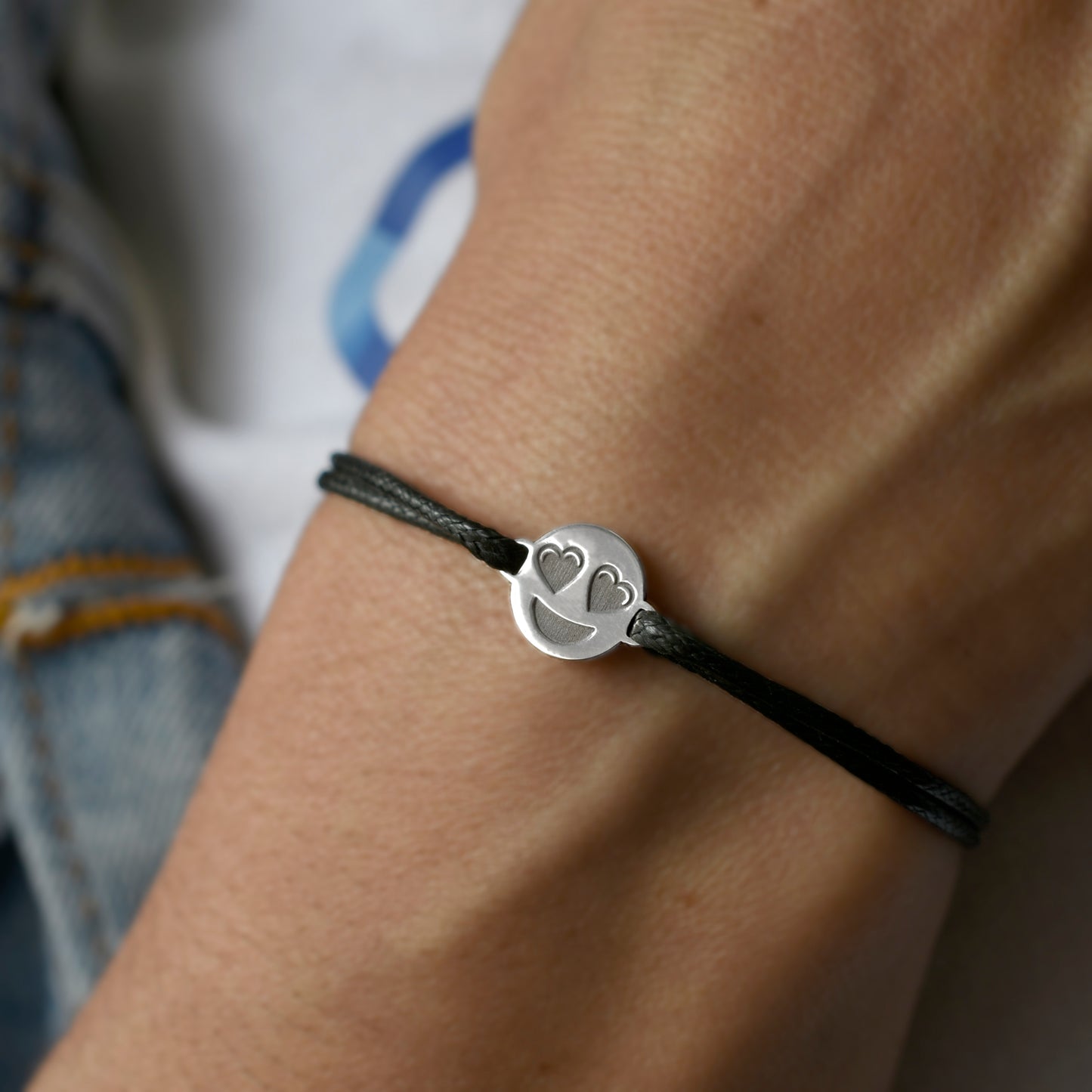 Pulsera Emoji Ojos Corazon de Plata.925 color Negro en uso.