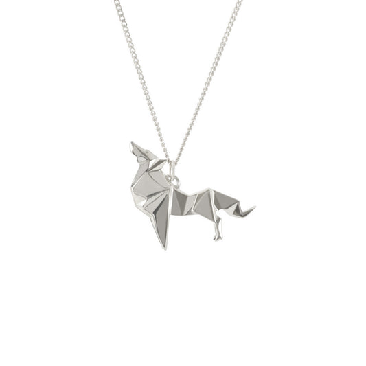 collar lobo de plata en fondo blanco