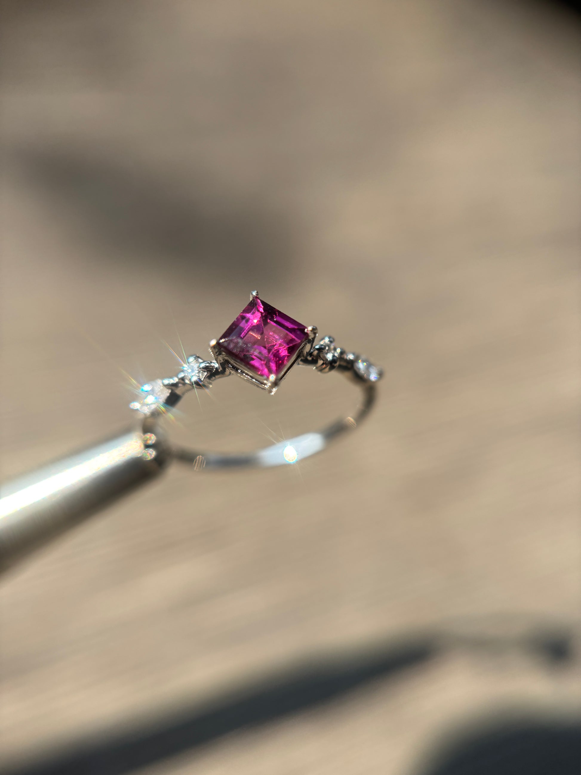 Rubelita 2 Diamantes corte redondo. 2 Diamantes corte marquise Oro Blanco 14K